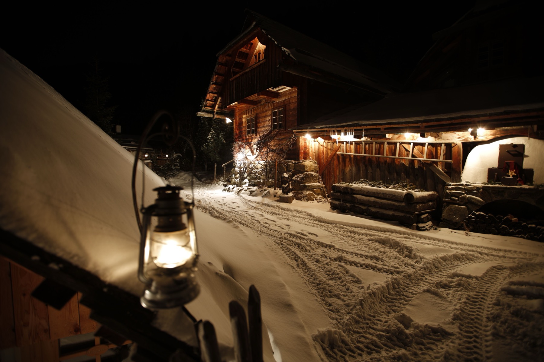 Stuga : 14 conseils pour louer un chalet suédois au bord d'un lac en 2026 14 Chalet sous la neige aux fenêtres illuminées
