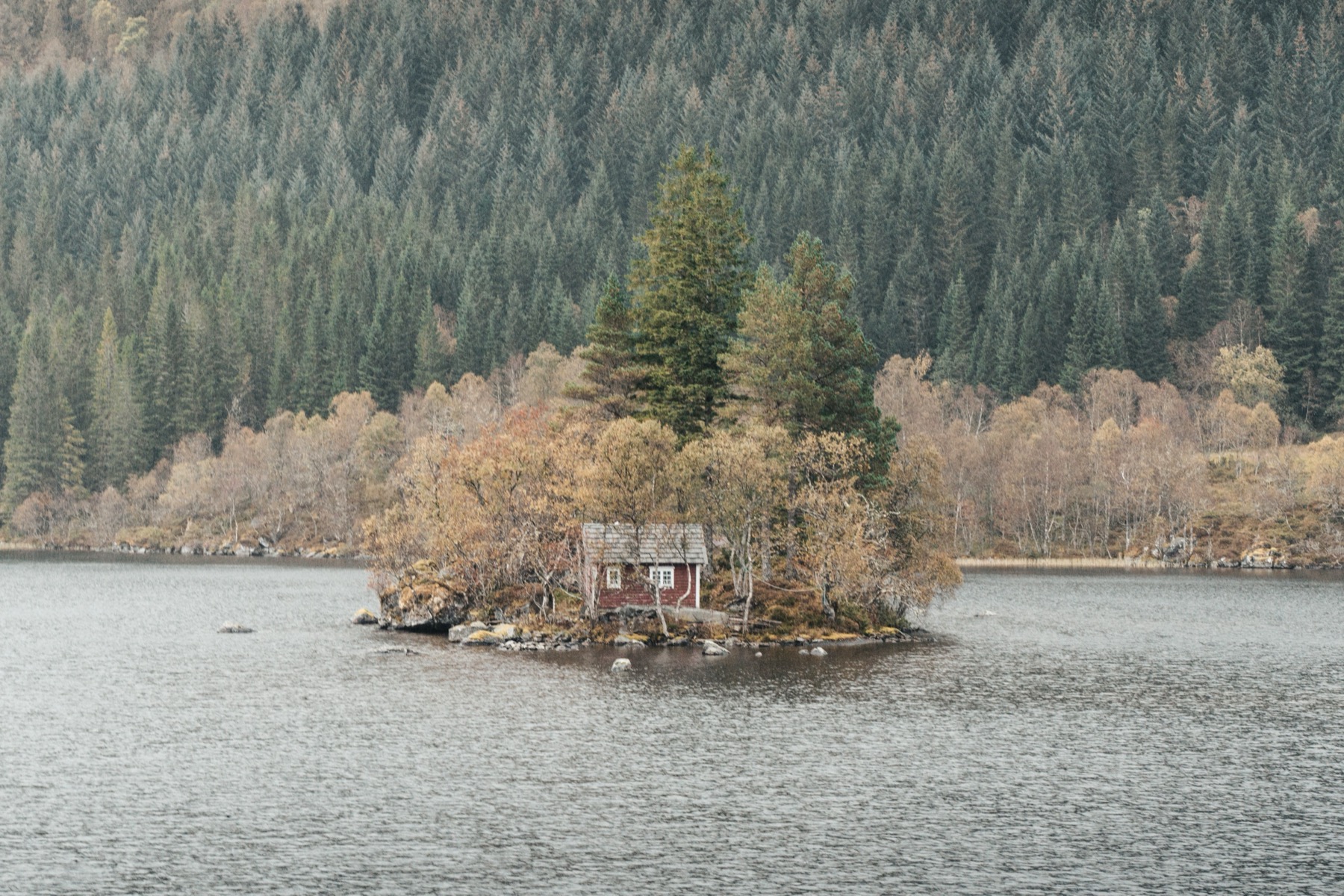 Stuga : 14 conseils pour louer un chalet suédois au bord d'un lac en 2026 21 Chalet isolé loin de la civilisation