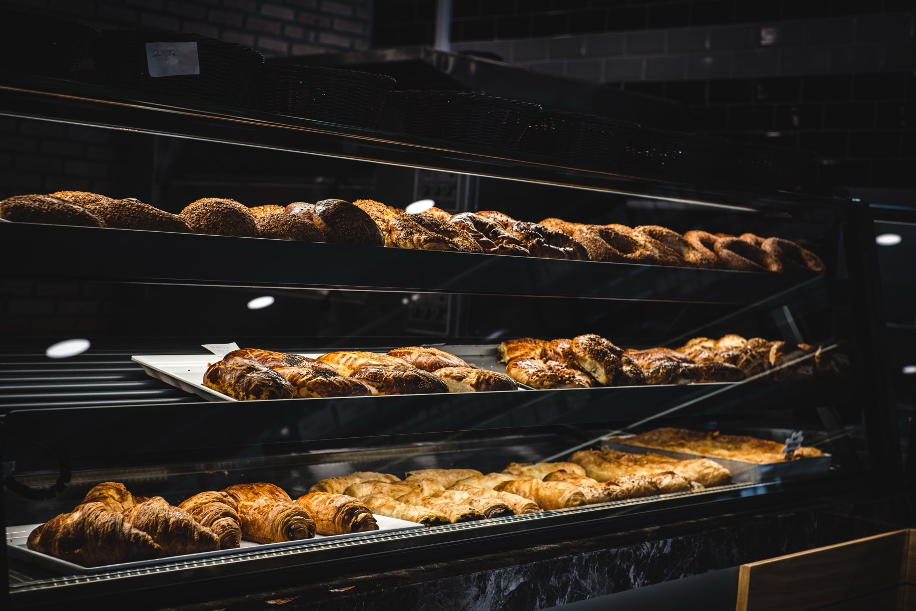 Cuisine suédoise : 18 plats à goûter absolument en 2026 5 Comptoir d'une boulangerie suédoise
