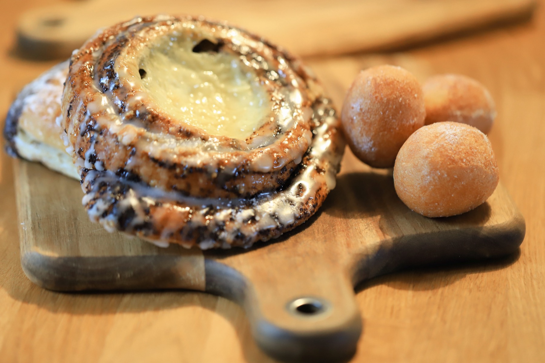 Cuisine suédoise : 18 plats à goûter absolument en 2026 6 Roulé à la cannelle et à la cardamome avec un café