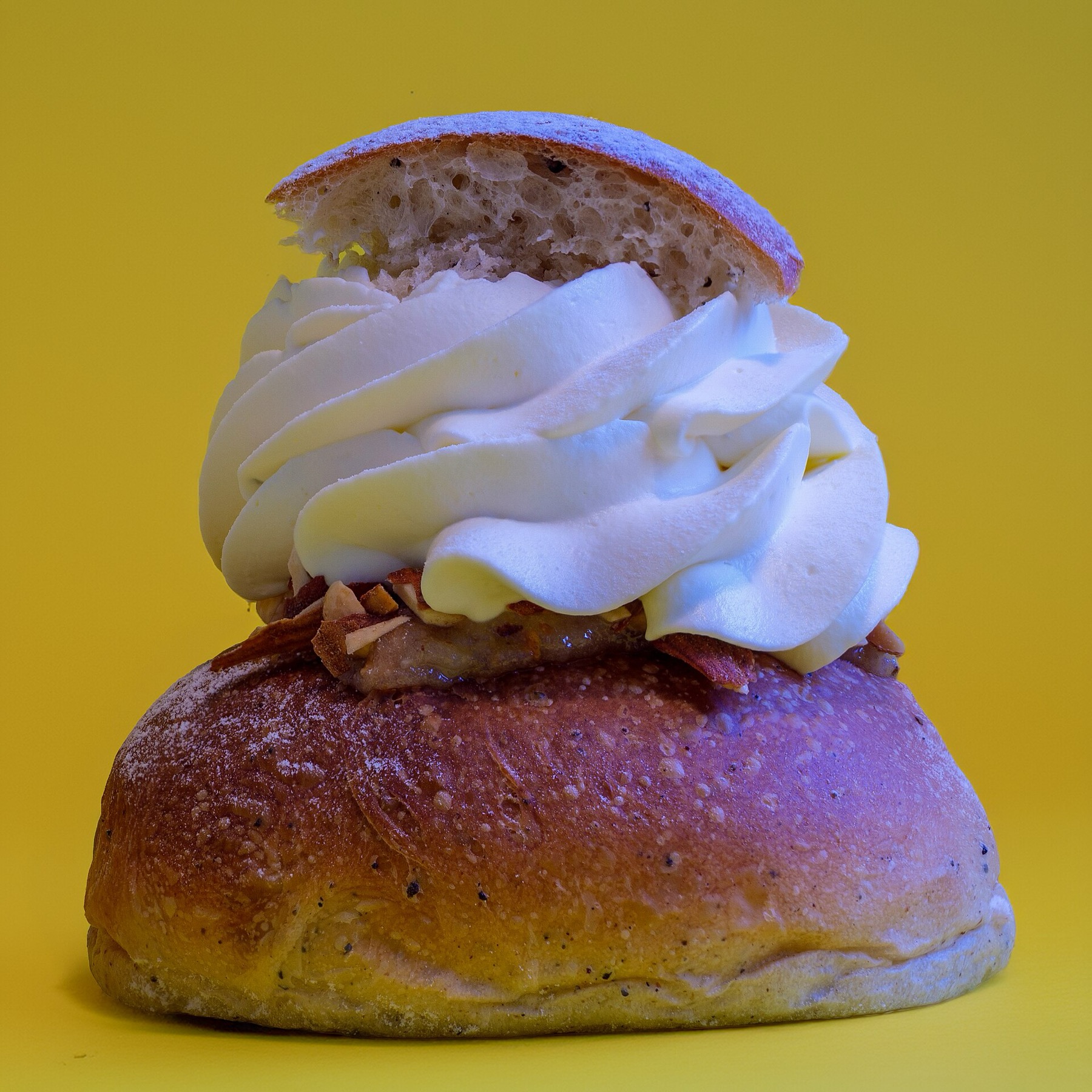 Cuisine suédoise : 18 plats à goûter absolument en 2026 7 Semla avec crème fouettée et pâte d'amande
