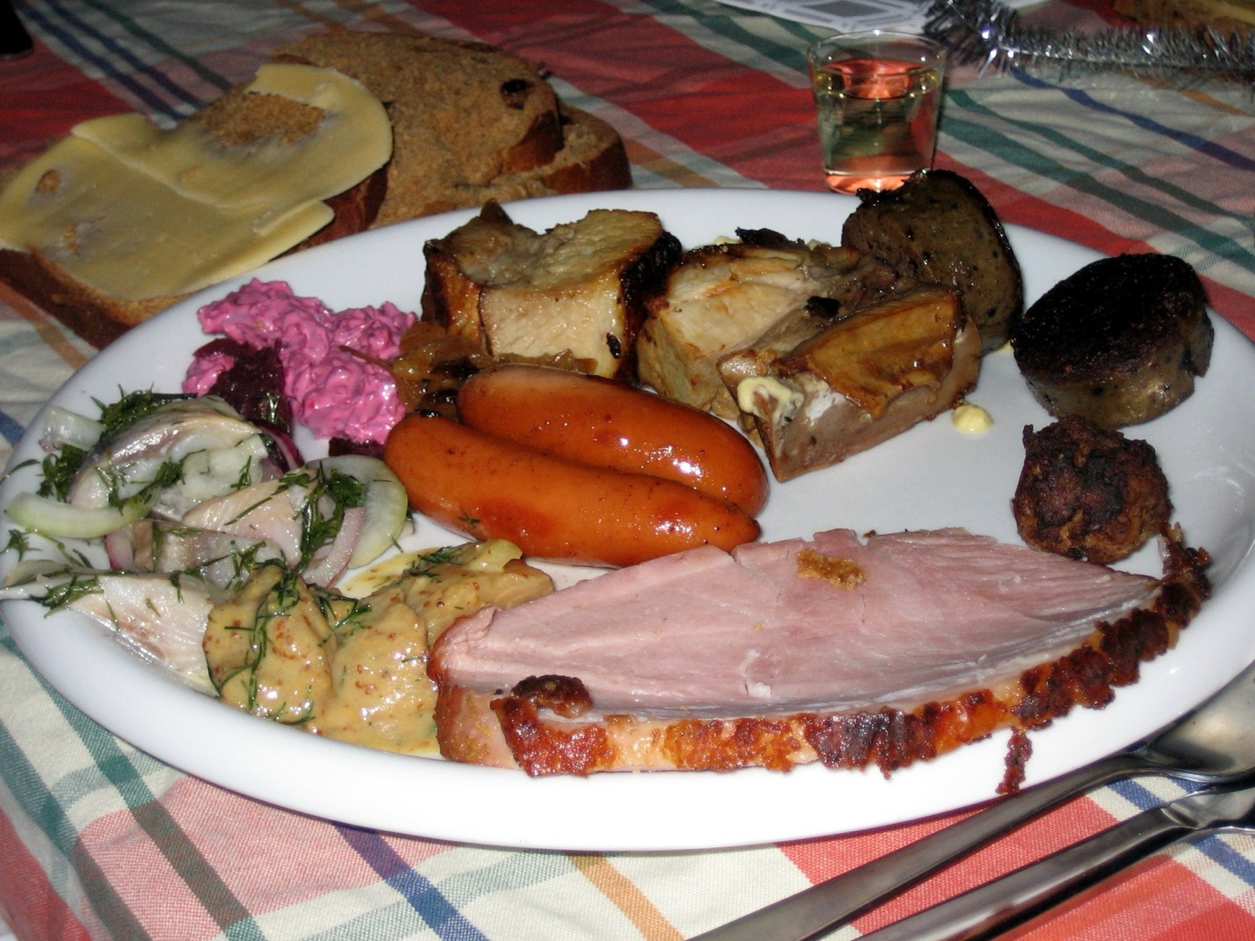 Cuisine suédoise : 18 plats à goûter absolument en 2026 11 Harengs marinés dans une assiette