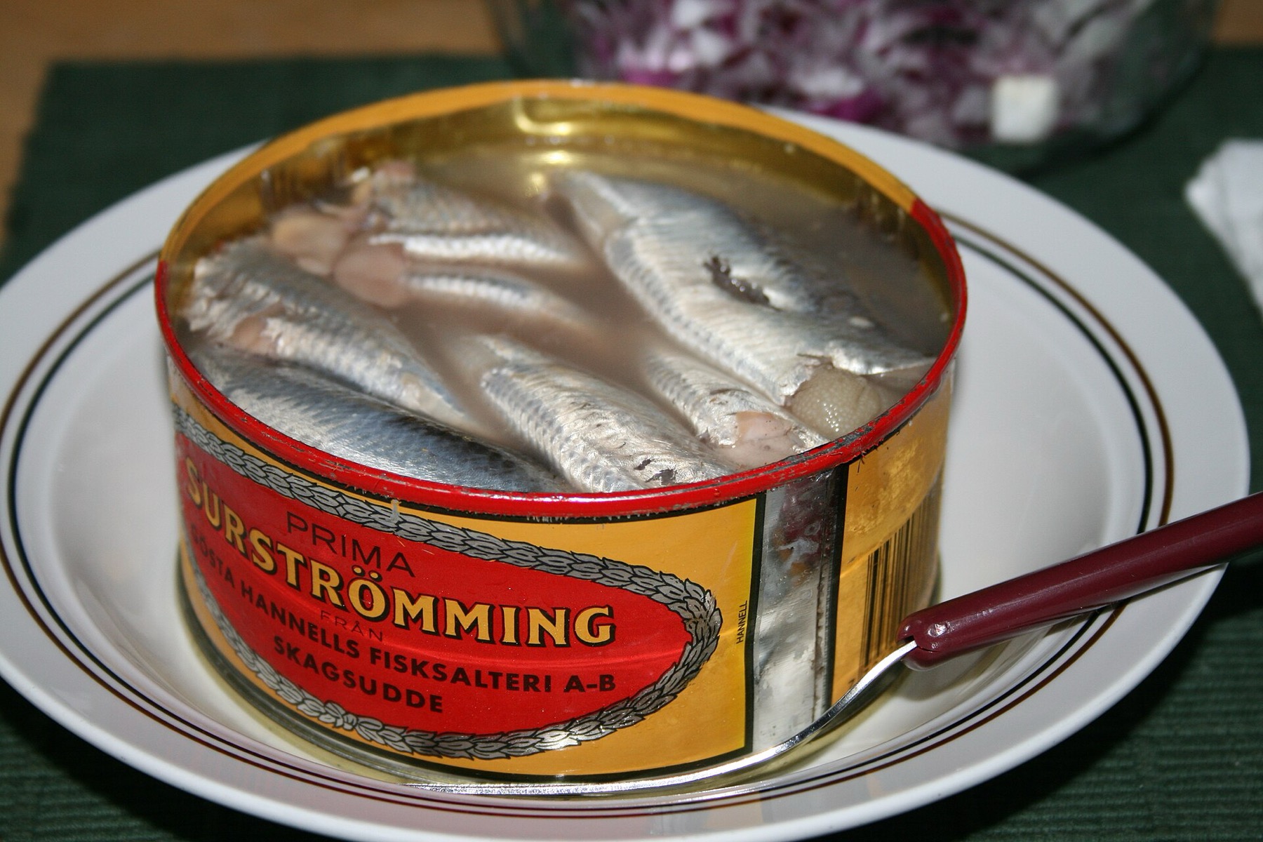 Cuisine suédoise : 18 plats à goûter absolument en 2026 13 Hareng fermenté surströmming