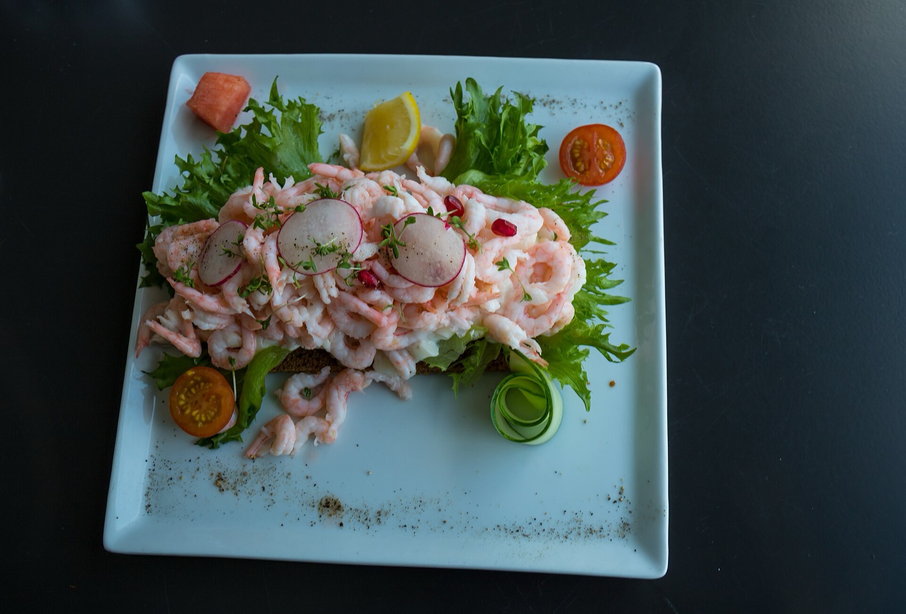 Cuisine suédoise : 18 plats à goûter absolument en 2026 14 Sandwich aux crevettes räksmörgås