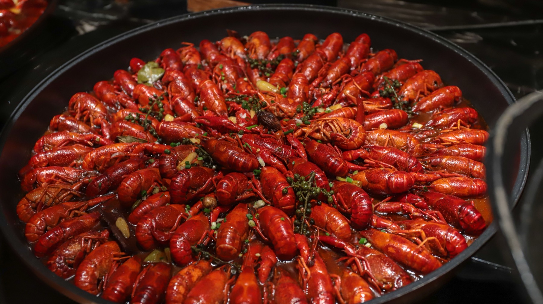 Cuisine suédoise : 18 plats à goûter absolument en 2026 15 Fête des écrevisses kräftskiva