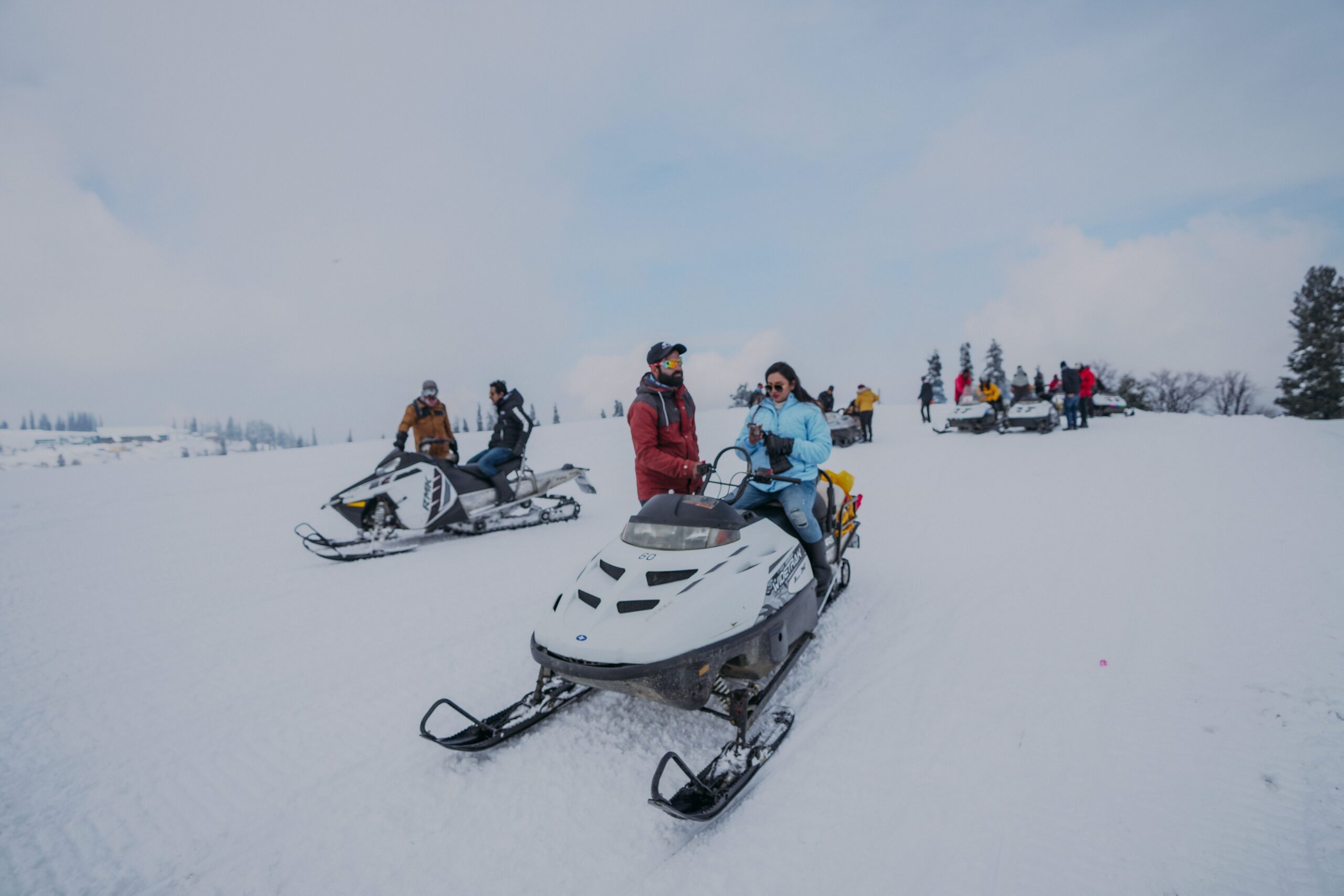 Zweeds Lapland: 20 tips voor een reis boven de poolcirkel in 2026 10 Sneeuwscooters in de Laplandse winter