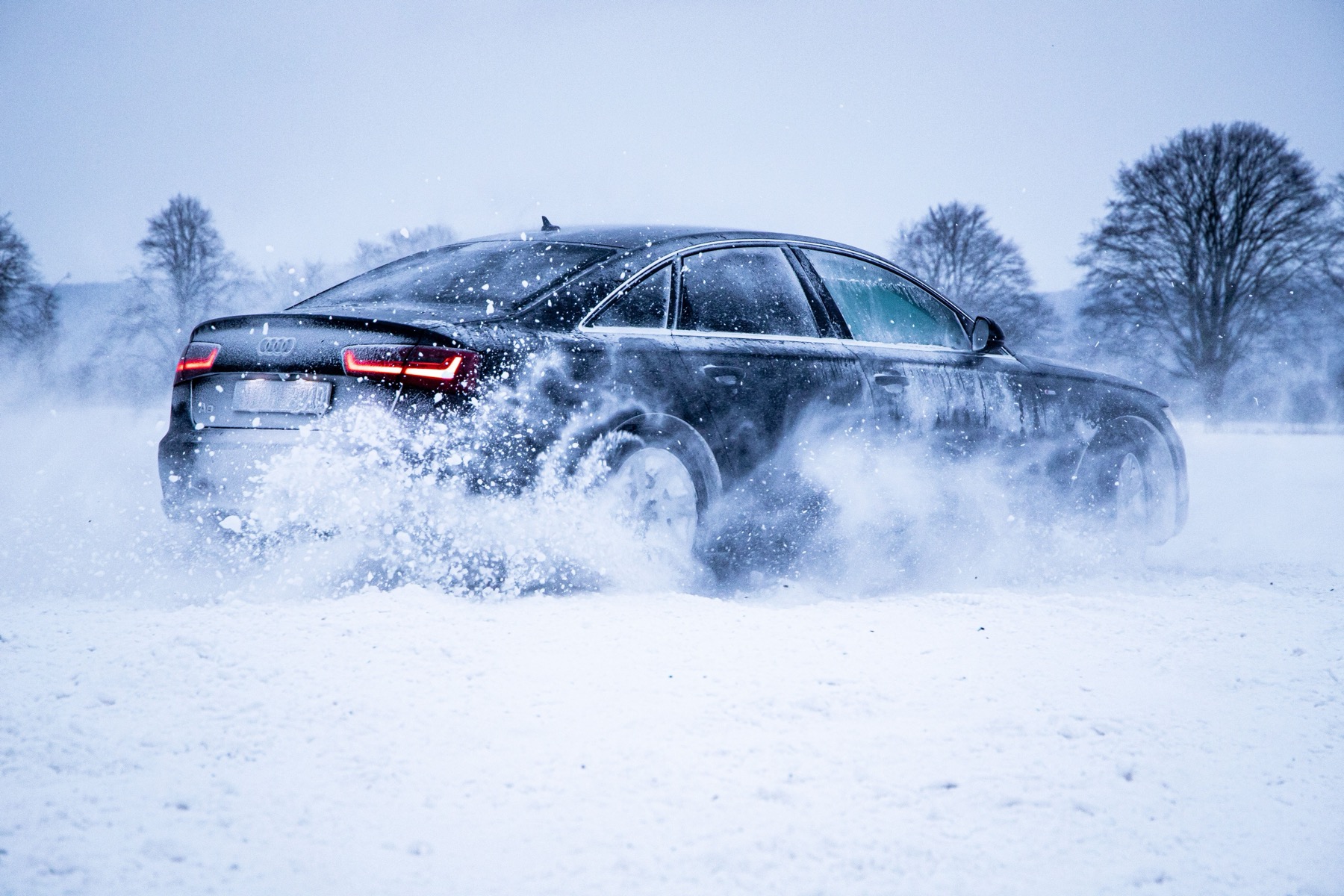 Maut in Schweden 2026: Regeln, Kosten & die besten Roadtrips 8 Winterreifen auf verschneiter Straße