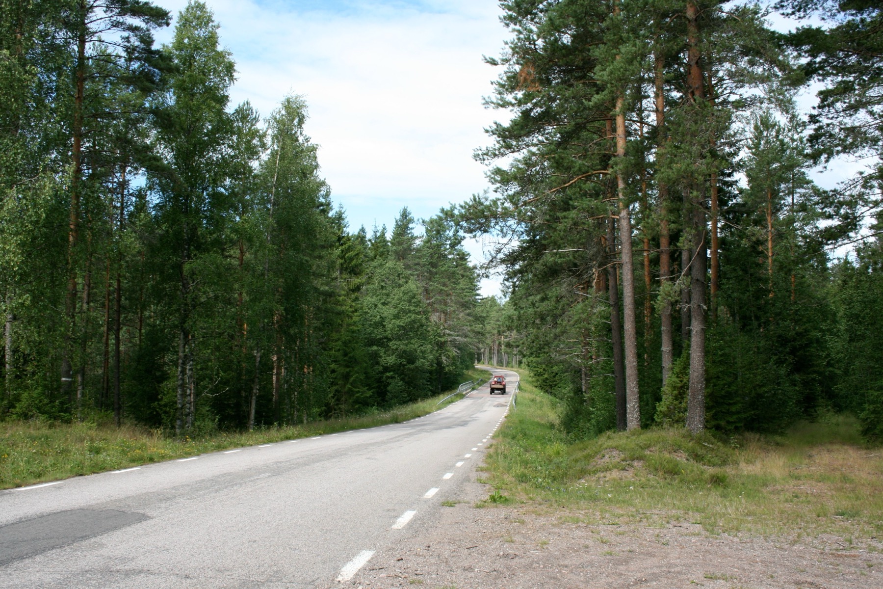 Maut in Schweden 2026: Regeln, Kosten & die besten Roadtrips 22 Sonnenuntergang über einer schwedischen Straße