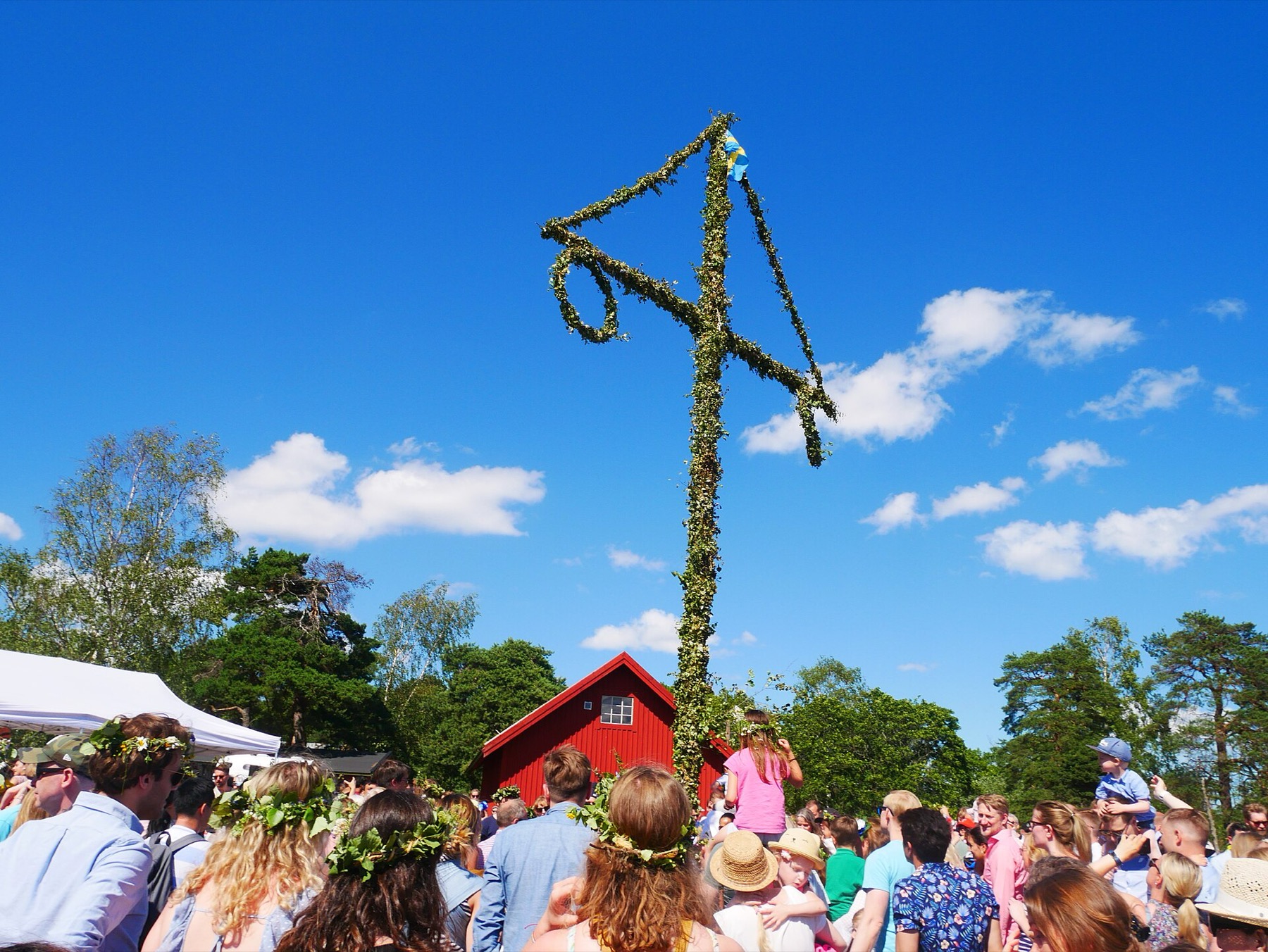 Szwecja: 30 pomysłów, co zobaczyć i przeżyć w 2026 roku 2 Szwedzki słup majowy w święto midsommar