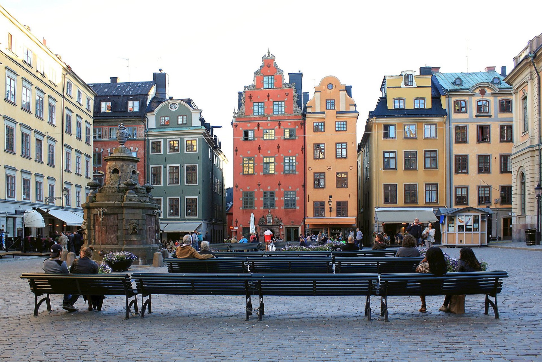 Szwecja: 30 pomysłów, co zobaczyć i przeżyć w 2026 roku 5 Kolorowe domy na placu Stortorget w Gamla Stan
