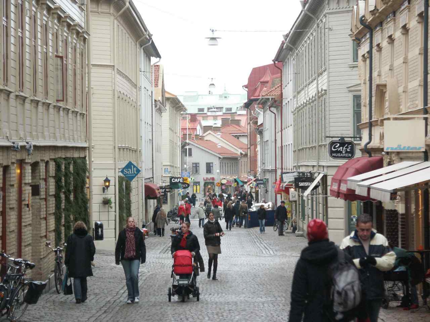Szwecja: 30 pomysłów, co zobaczyć i przeżyć w 2026 roku 13 Drewniane domy w dzielnicy Haga w Göteborgu
