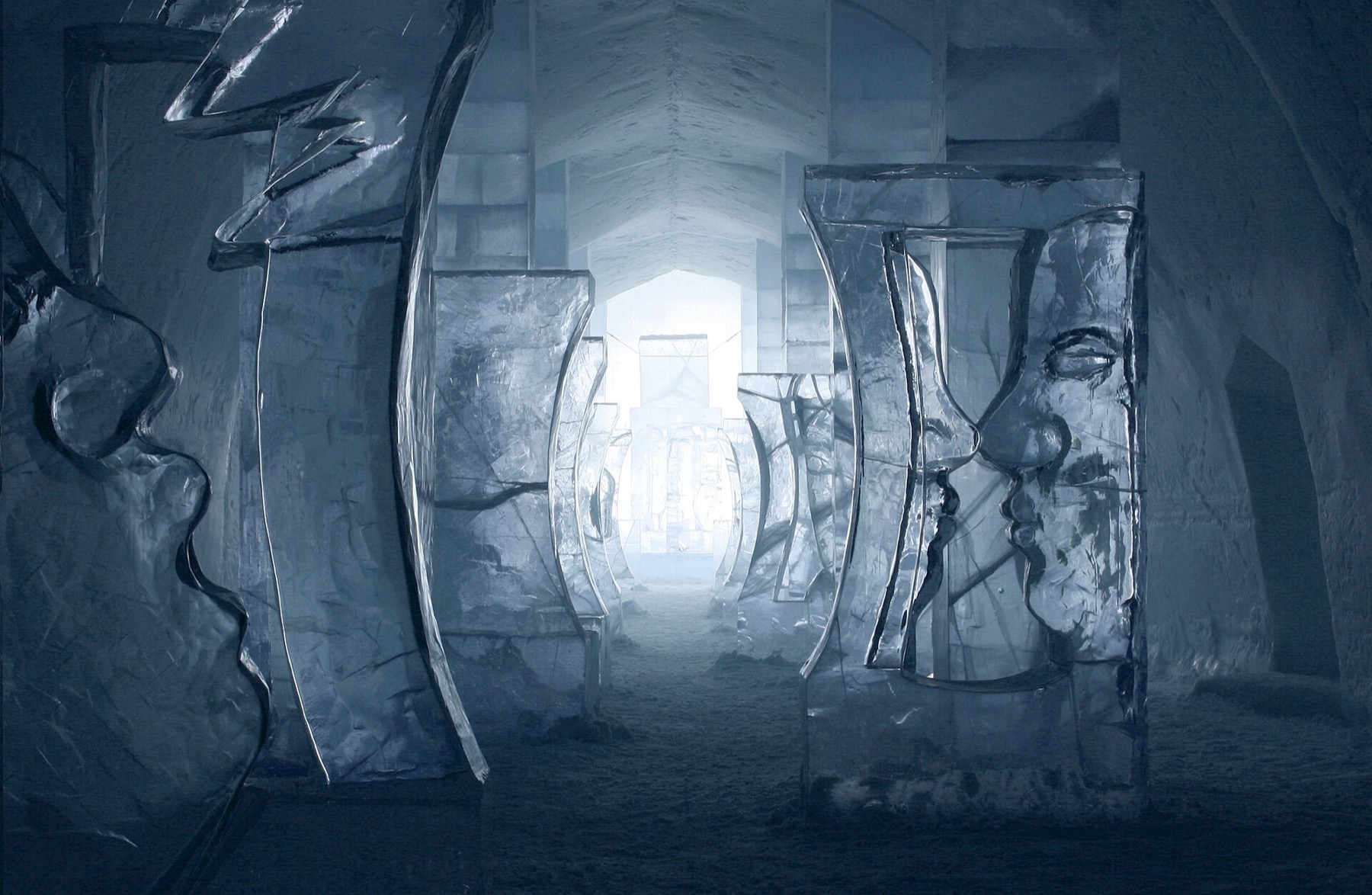 Szwecja: 30 pomysłów, co zobaczyć i przeżyć w 2026 roku 30 Lodowy pokój w Icehotelu w Jukkasjärvi