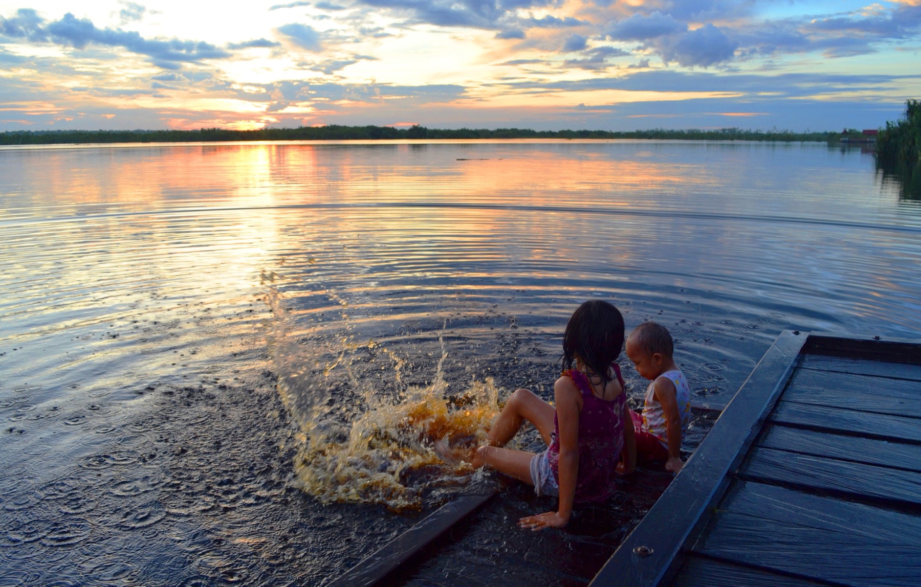 Svezia con bambini nel 2026: 16 idee su dove andare e cosa fare 1 Famiglia in vacanza nella natura