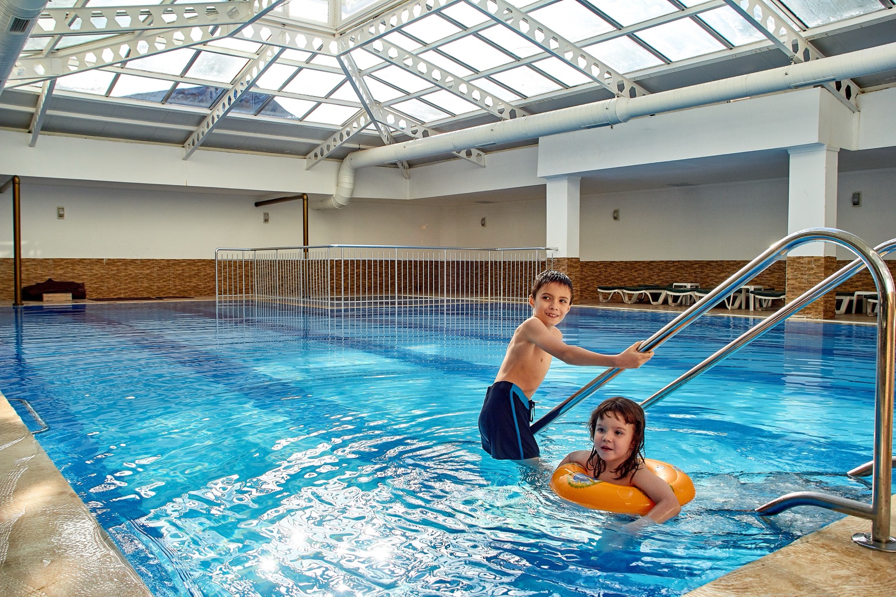 Svezia con bambini nel 2026: 16 idee su dove andare e cosa fare 17 Piscina come programma per i giorni di pioggia
