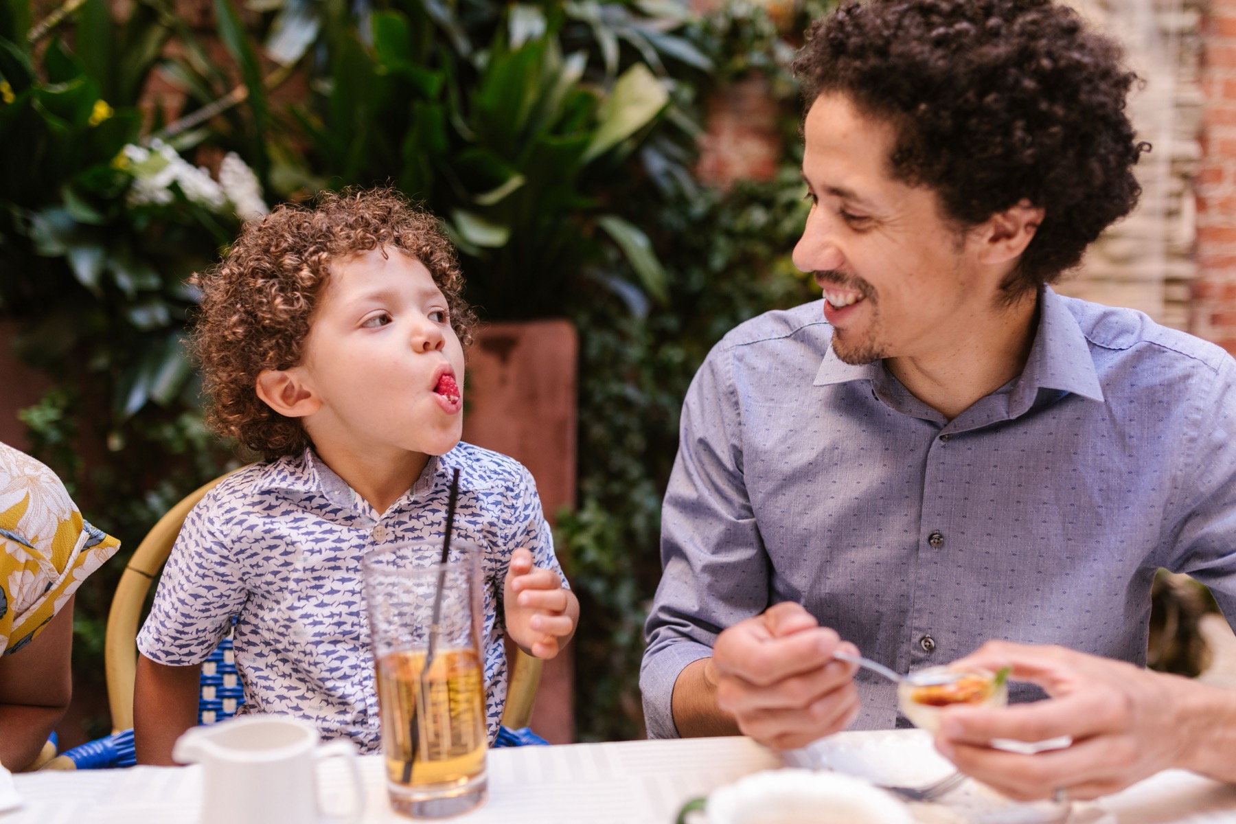 Svezia con bambini nel 2026: 16 idee su dove andare e cosa fare 20 Famiglia a tavola al ristorante