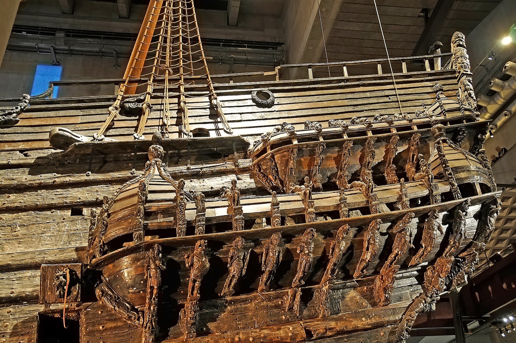 Muzeum Vasa ve Stockholmu: vstupné, tipy a příběh lodi, která se potopila 82 Trup lodi Vasa z boku