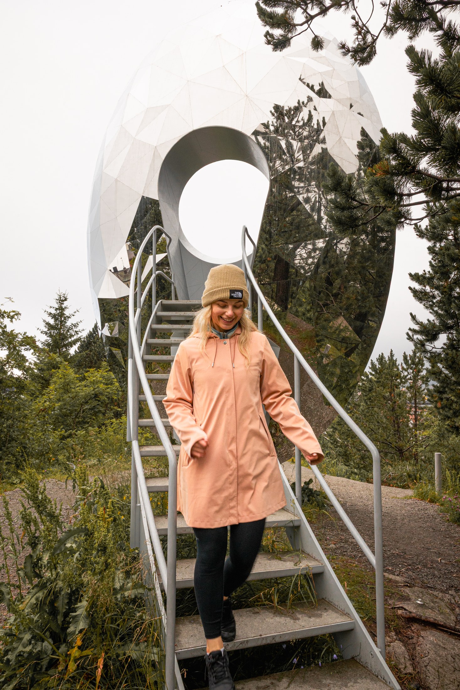 Svolvær (Norvège) : la porte des Lofoten et que voir en 2026 5 Installation artistique en miroir sur la colline au-dessus de Svolvær reflétant les montagnes