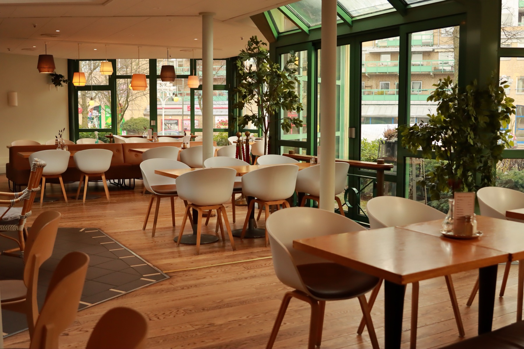 Tallinn (Estonia): 20 rzeczy, które warto zobaczyć w 2026 roku 26 Jasne nordyckie wnętrze restauracji w Tallinnie