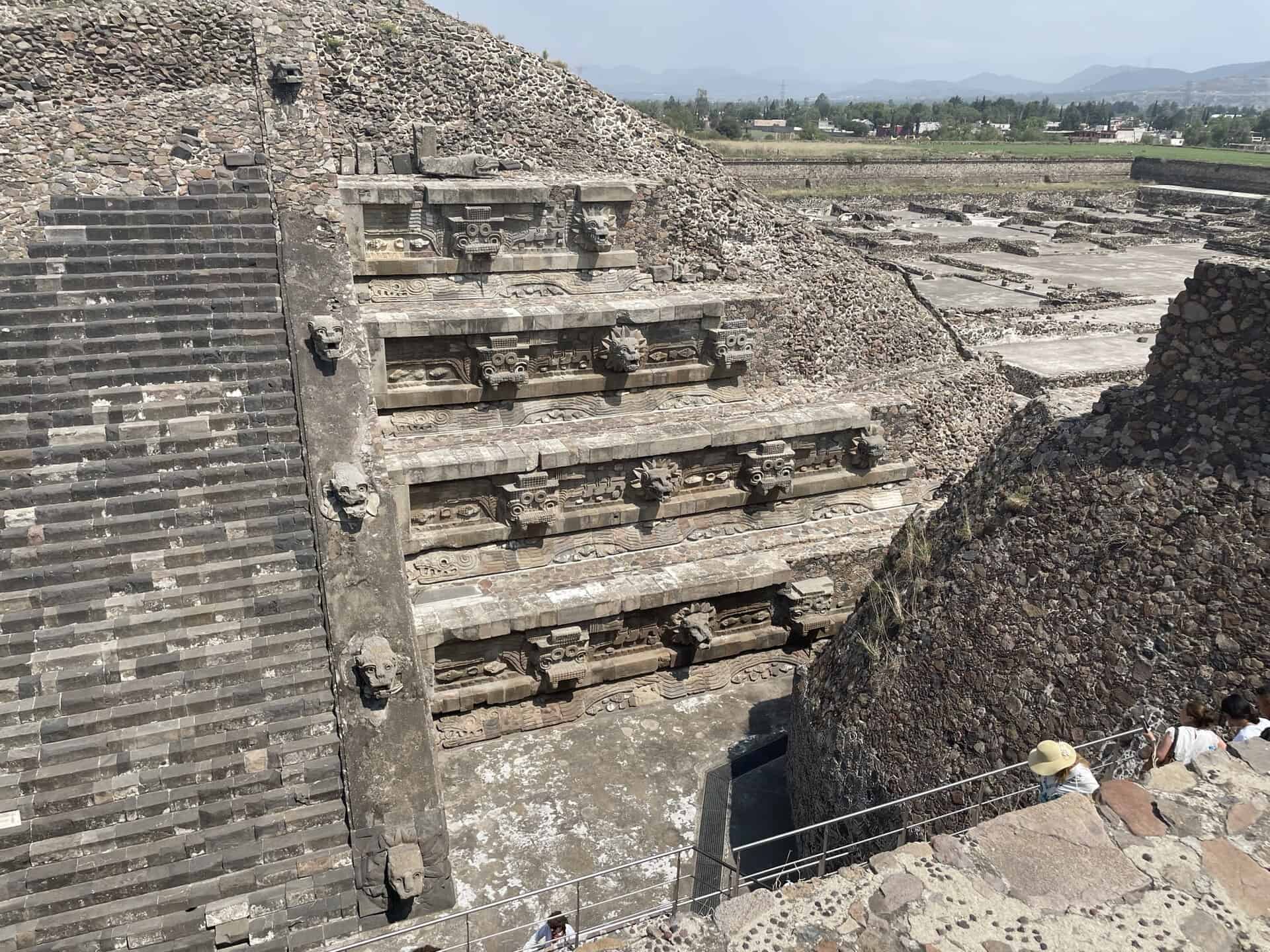 Teotihuacán: pyramidy, let balonem a výlet z Mexico City 5 Chrám opeřeného hada v Teotihuacánu