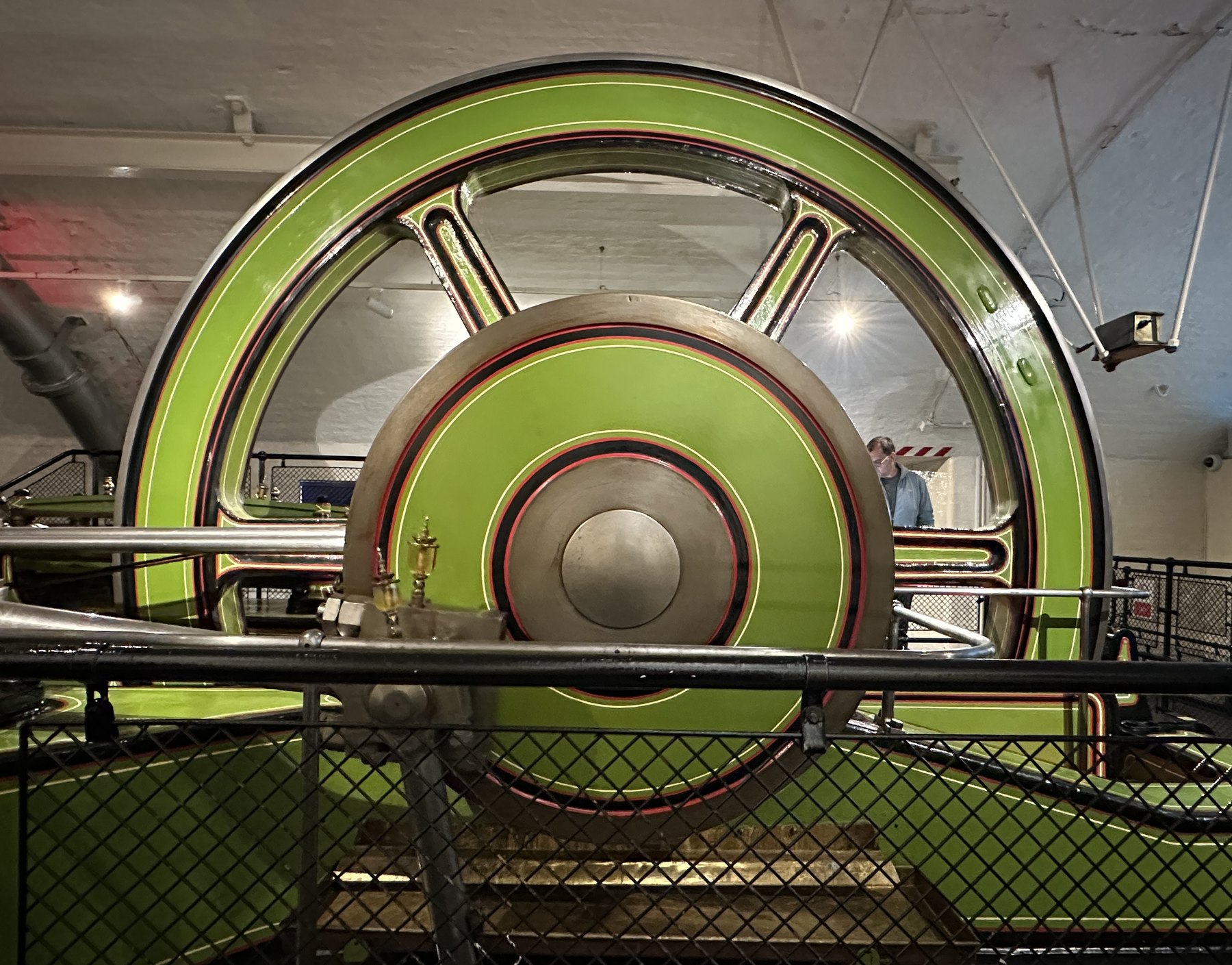 Tower Bridge din Londra, Anglia: bilete, podeaua de sticlă și când se ridică podul în 2026 5 Mașină cu abur verde în sala mașinilor victoriene Tower Bridge
