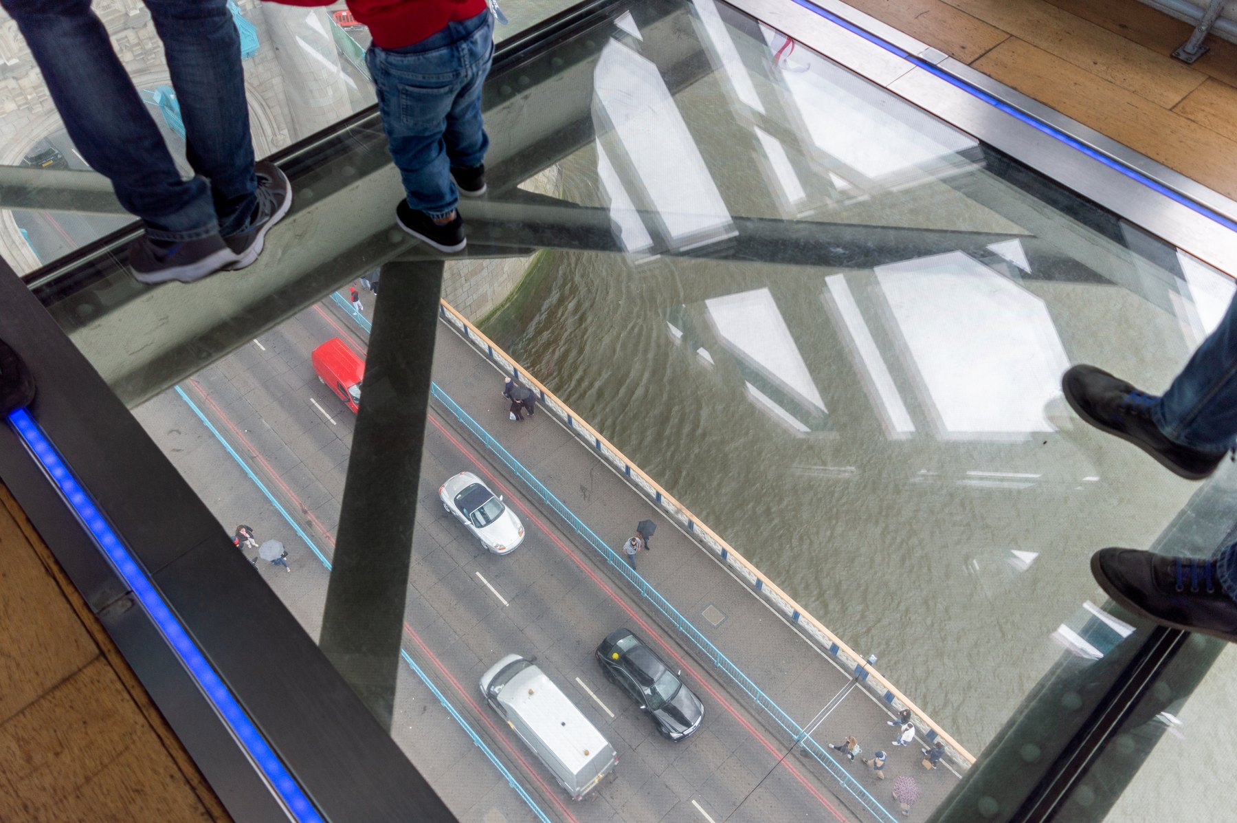 Tower Bridge din Londra, Anglia: bilete, podeaua de sticlă și când se ridică podul în 2026 3 Podeaua de sticlă a Tower Bridge cu vedere spre traficul de sub picioare