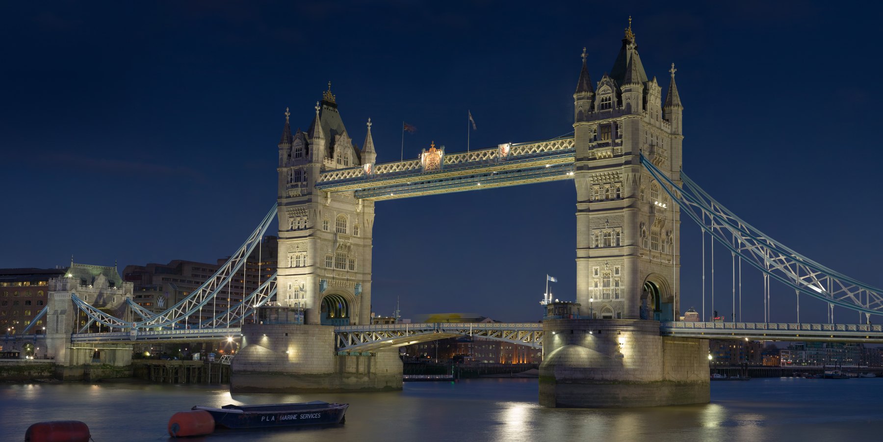 Tower Bridge din Londra, Anglia: bilete, podeaua de sticlă și când se ridică podul în 2026 9 Tower Bridge iluminat pe timp de noapte deasupra Tamisei