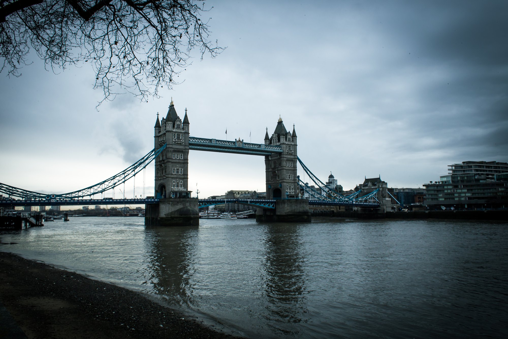 Europa: wakacje w 17 najpiękniejszych miejscach, które musisz odwiedzić w 2026 16 Tower Bridge nad Tamizą o zmierzchu