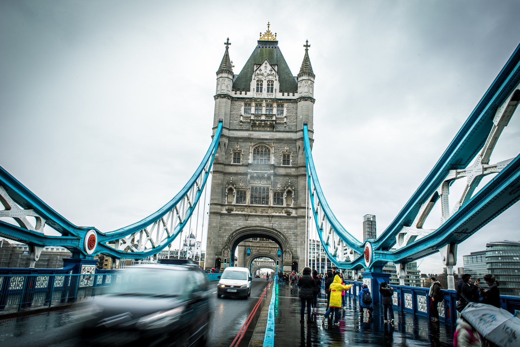 Tower Bridge din Londra, Anglia: bilete, podeaua de sticlă și când se ridică podul în 2026 2 Vedere de pe carosabilul Tower Bridge între turnuri, cu cablurile albastre