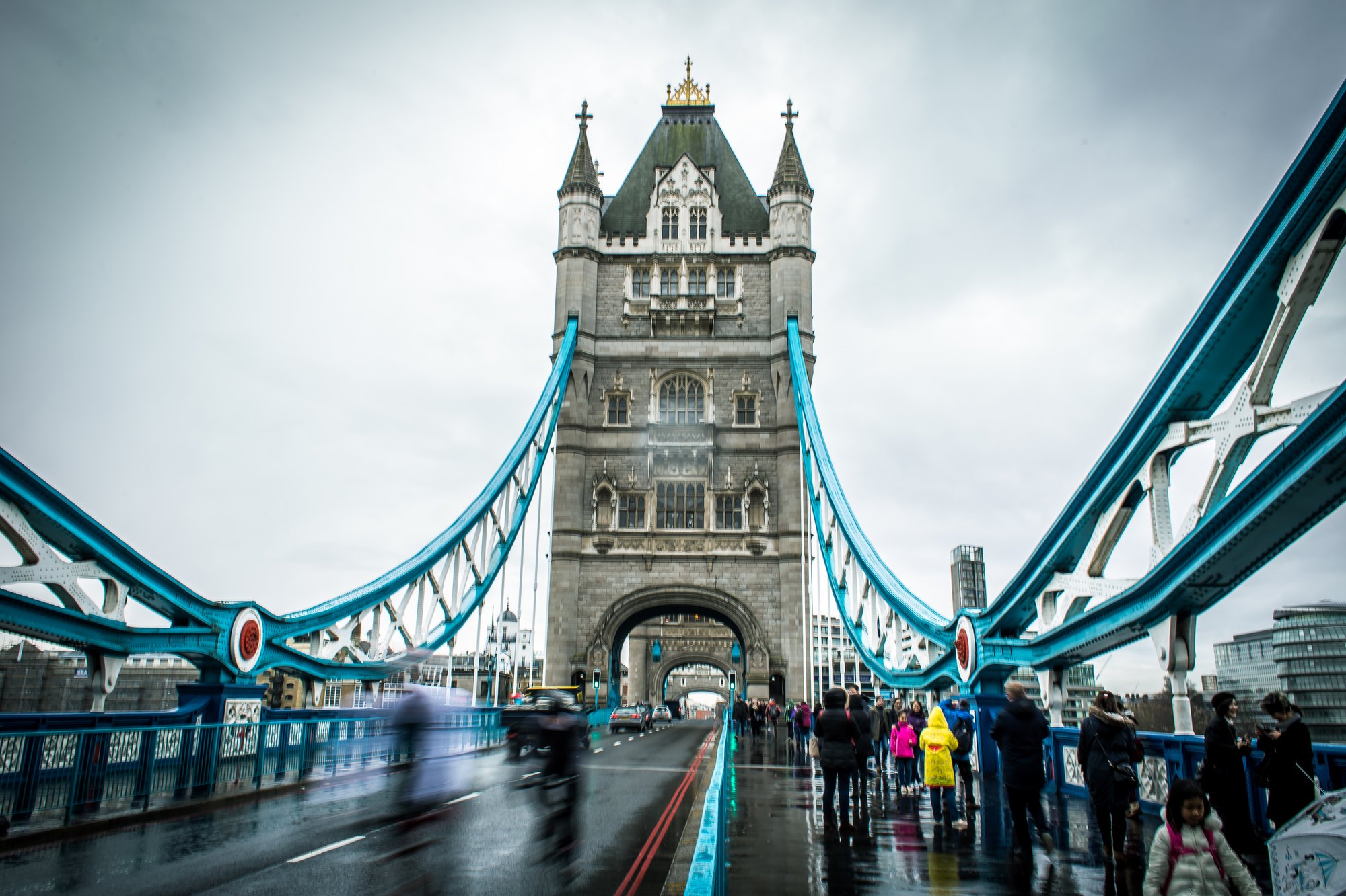 Tower Bridge din Londra, Anglia: bilete, podeaua de sticlă și când se ridică podul în 2026 8 Turnurile Tower Bridge cu cablurile de oțel albastre în prim-plan