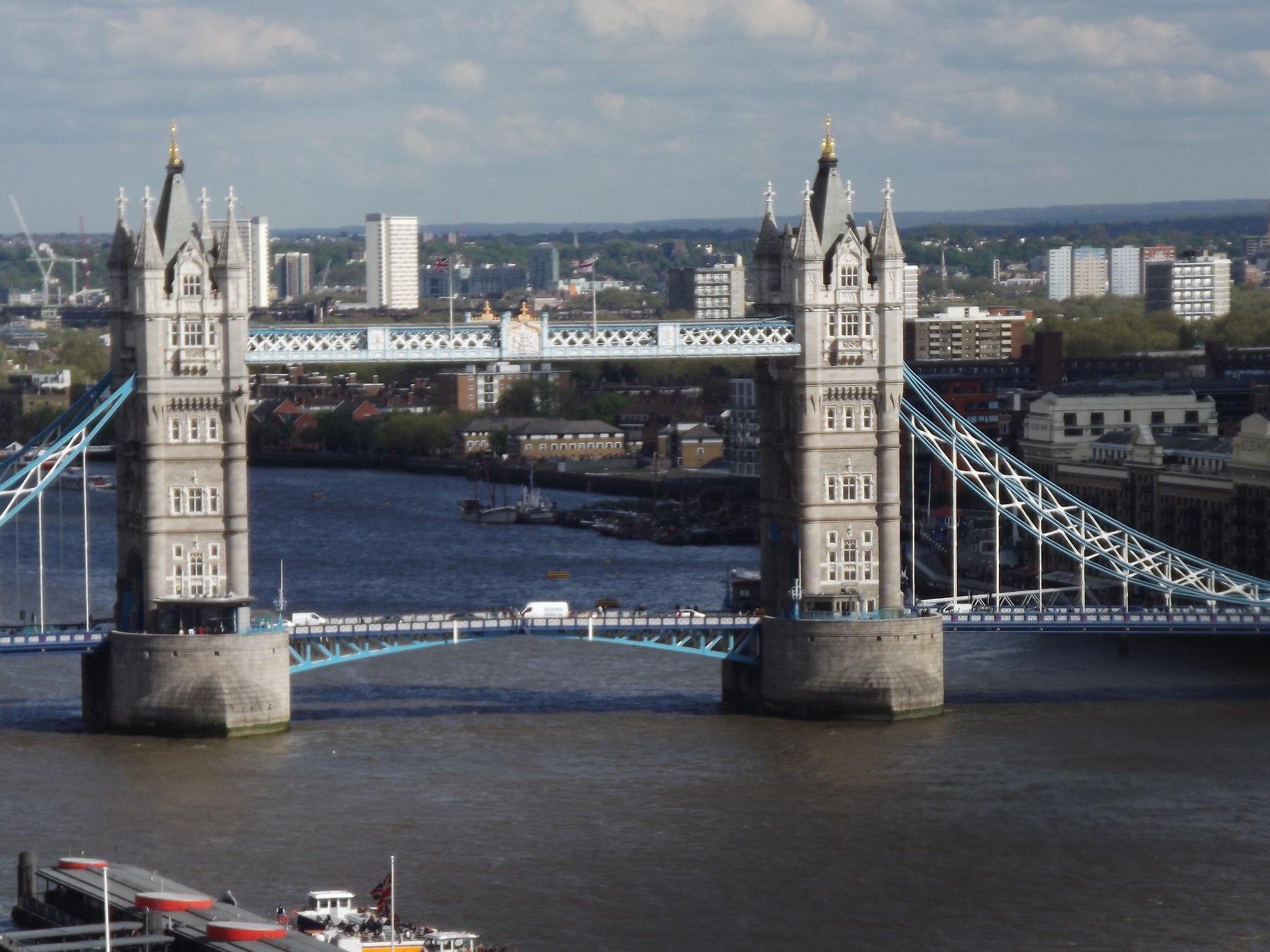 Tower Bridge din Londra, Anglia: bilete, podeaua de sticlă și când se ridică podul în 2026 6 Tower Bridge cu carosabilul deschis deasupra Tamisei