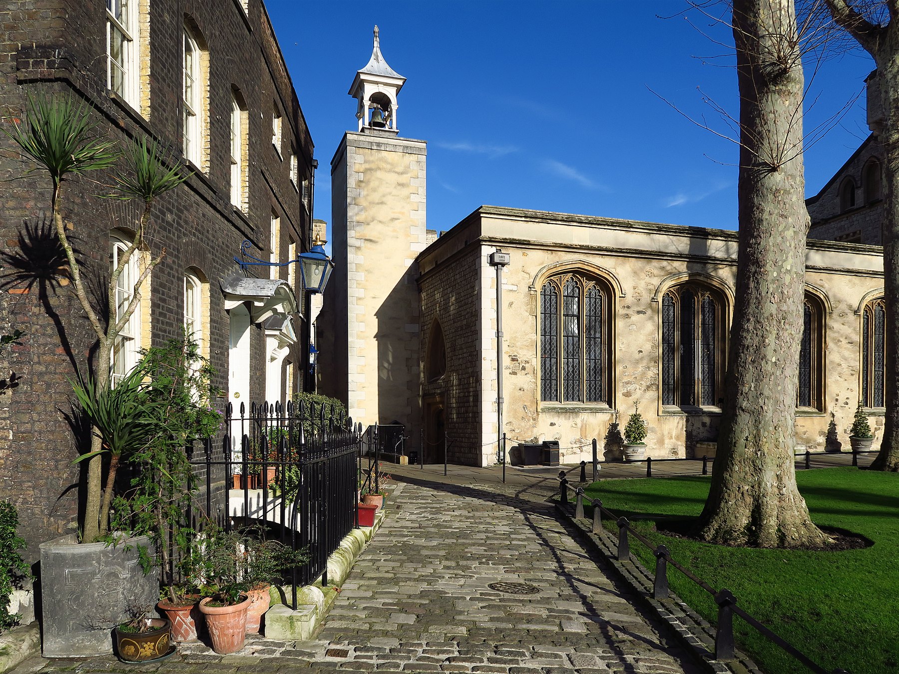 Tour de Londres : billets, joyaux de la Couronne et 12 conseils en 2026 4 Chapelle Saint-Pierre-aux-Liens dans l'enceinte de la Tour de Londres