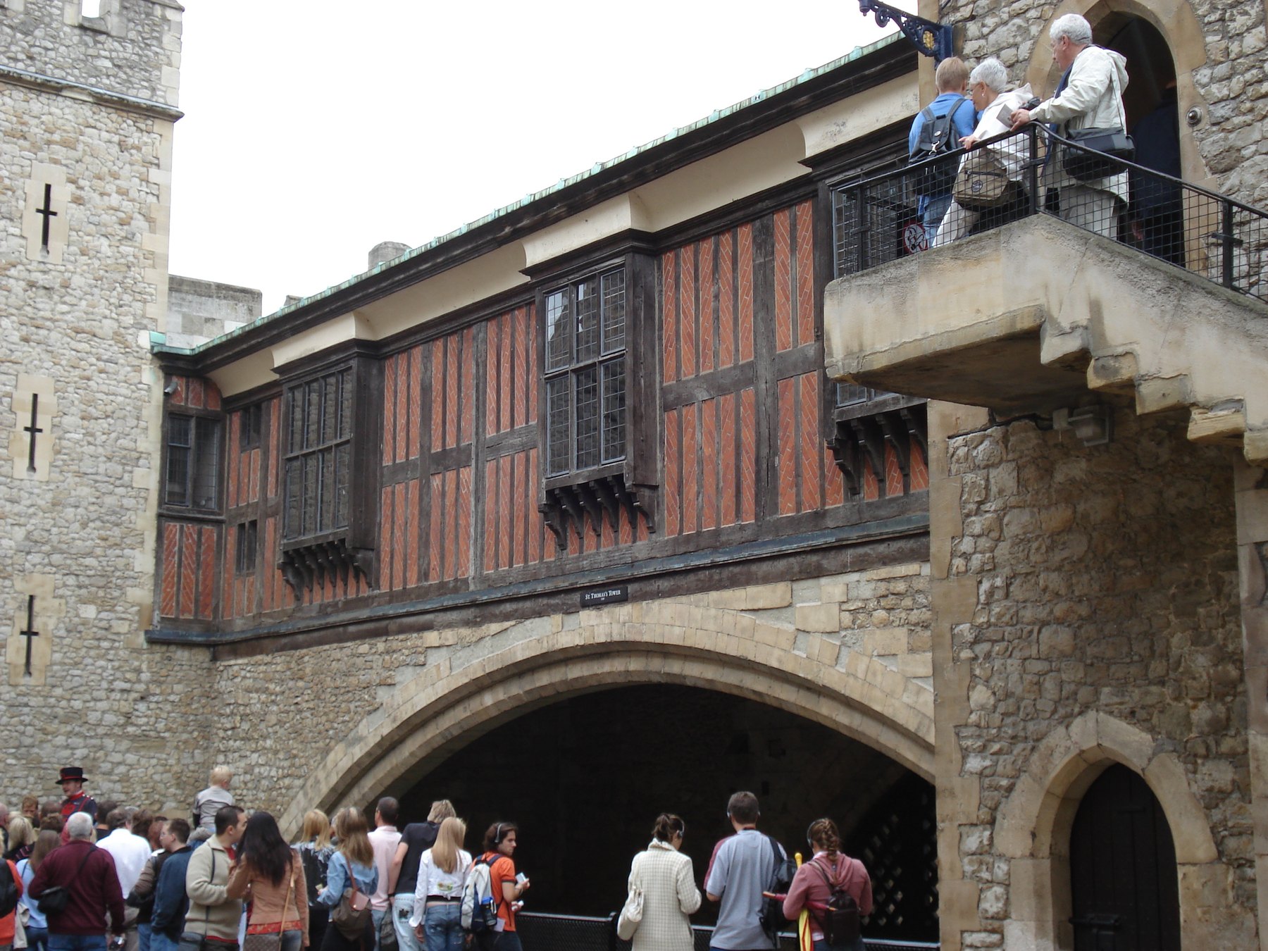 Tour de Londres : billets, joyaux de la Couronne et 12 conseils en 2026 10 Bâtiment à colombages du palais médiéval au-dessus de la Porte des traîtres