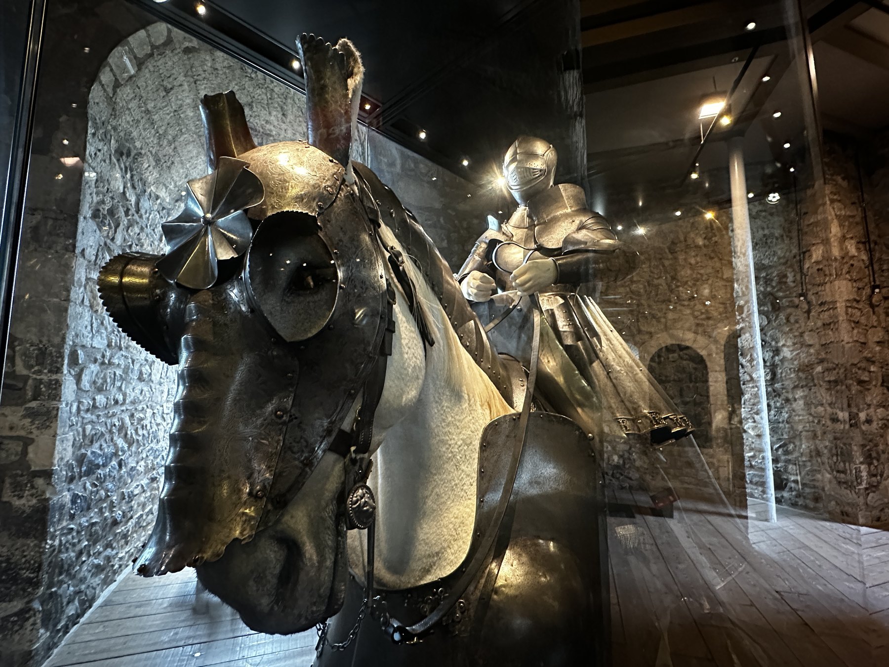 Tour de Londres : billets, joyaux de la Couronne et 12 conseils en 2026 3 Armure de chevalier pour cheval et cavalier dans la collection des Royal Armouries