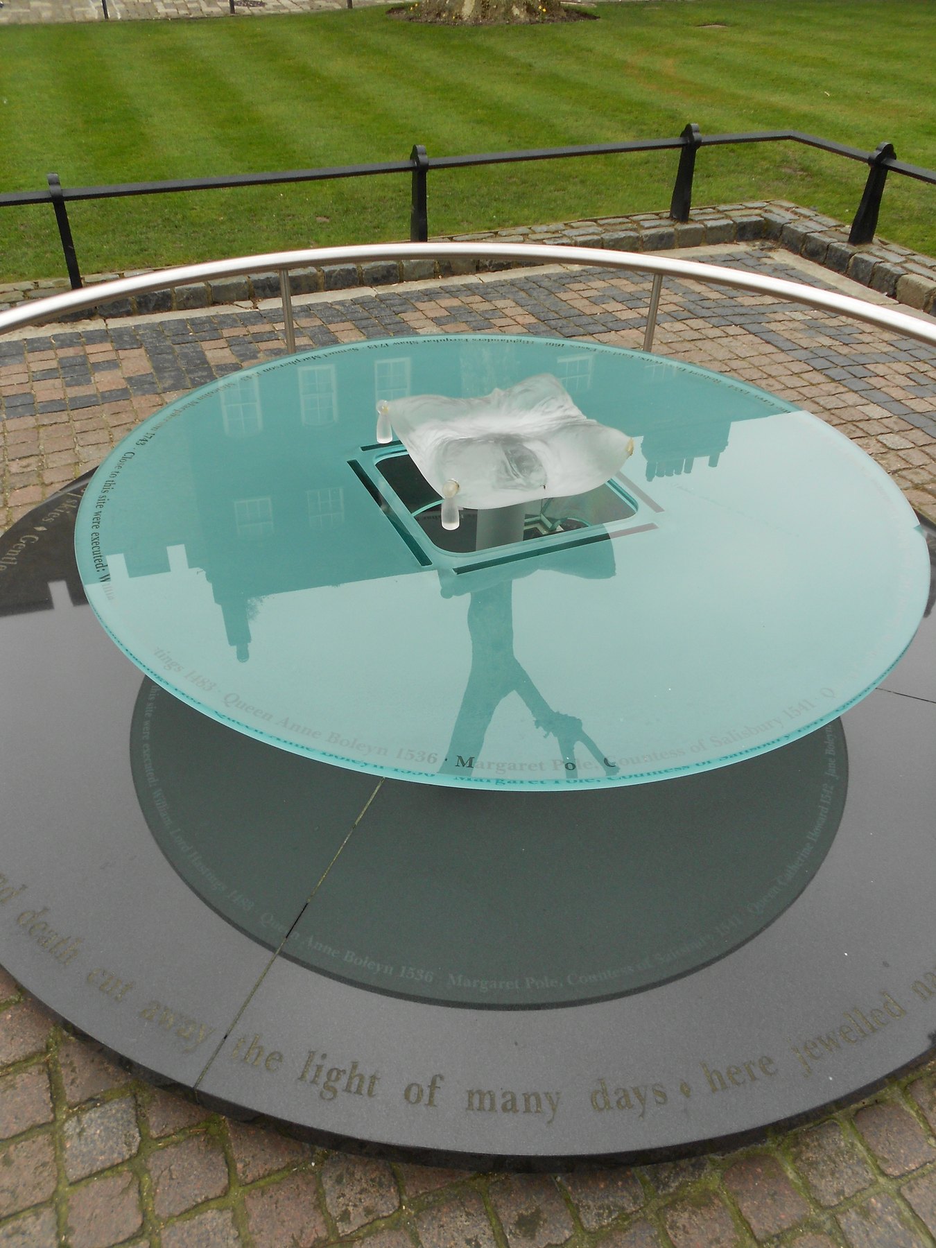 Tour de Londres : billets, joyaux de la Couronne et 12 conseils en 2026 12 Mémorial en verre à l'emplacement de l'échafaud de Tower Green