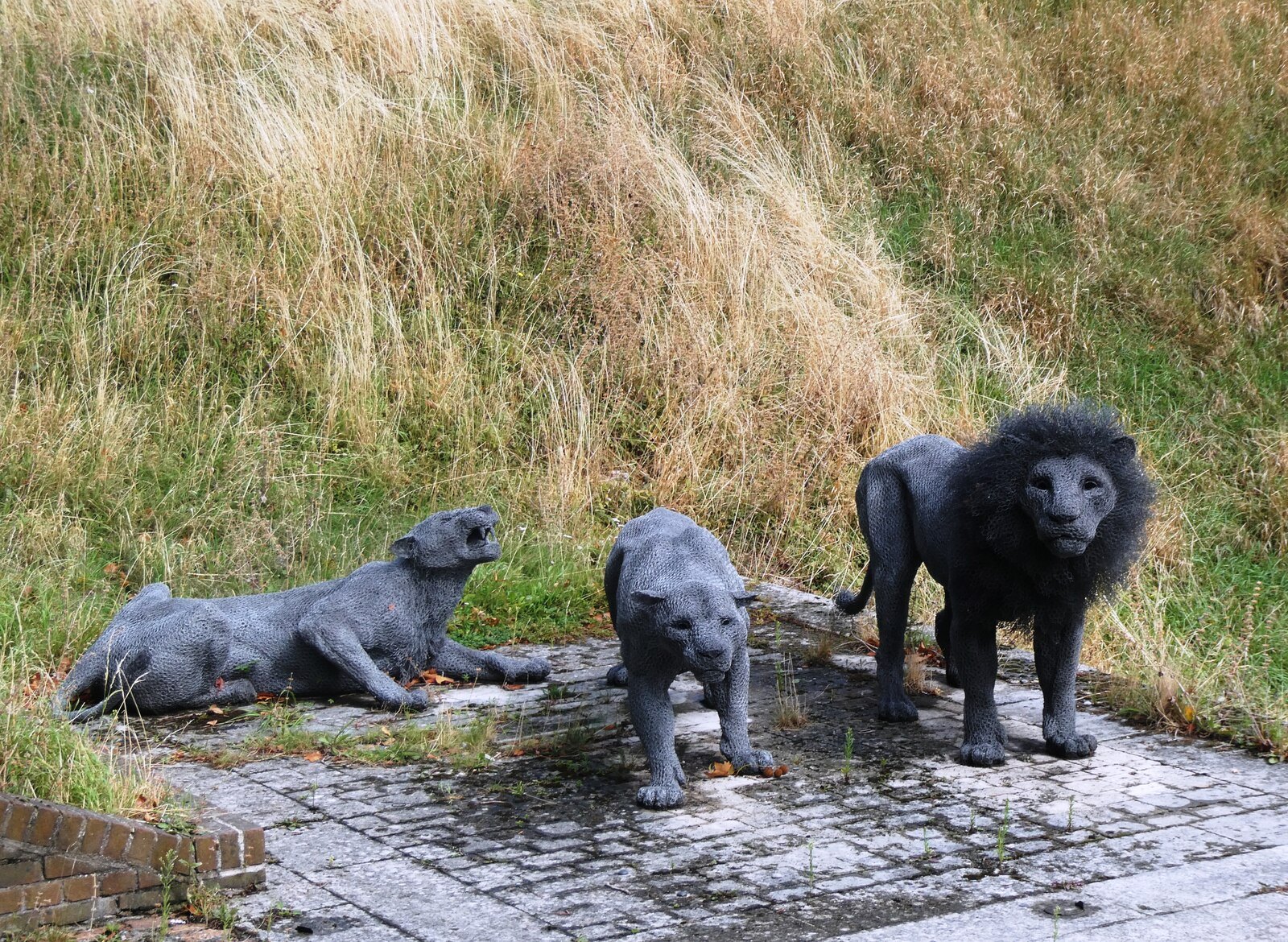 Tour de Londres : billets, joyaux de la Couronne et 12 conseils en 2026 9 Sculptures de lions en fil de fer évoquant la ménagerie royale de la Tour de Londres