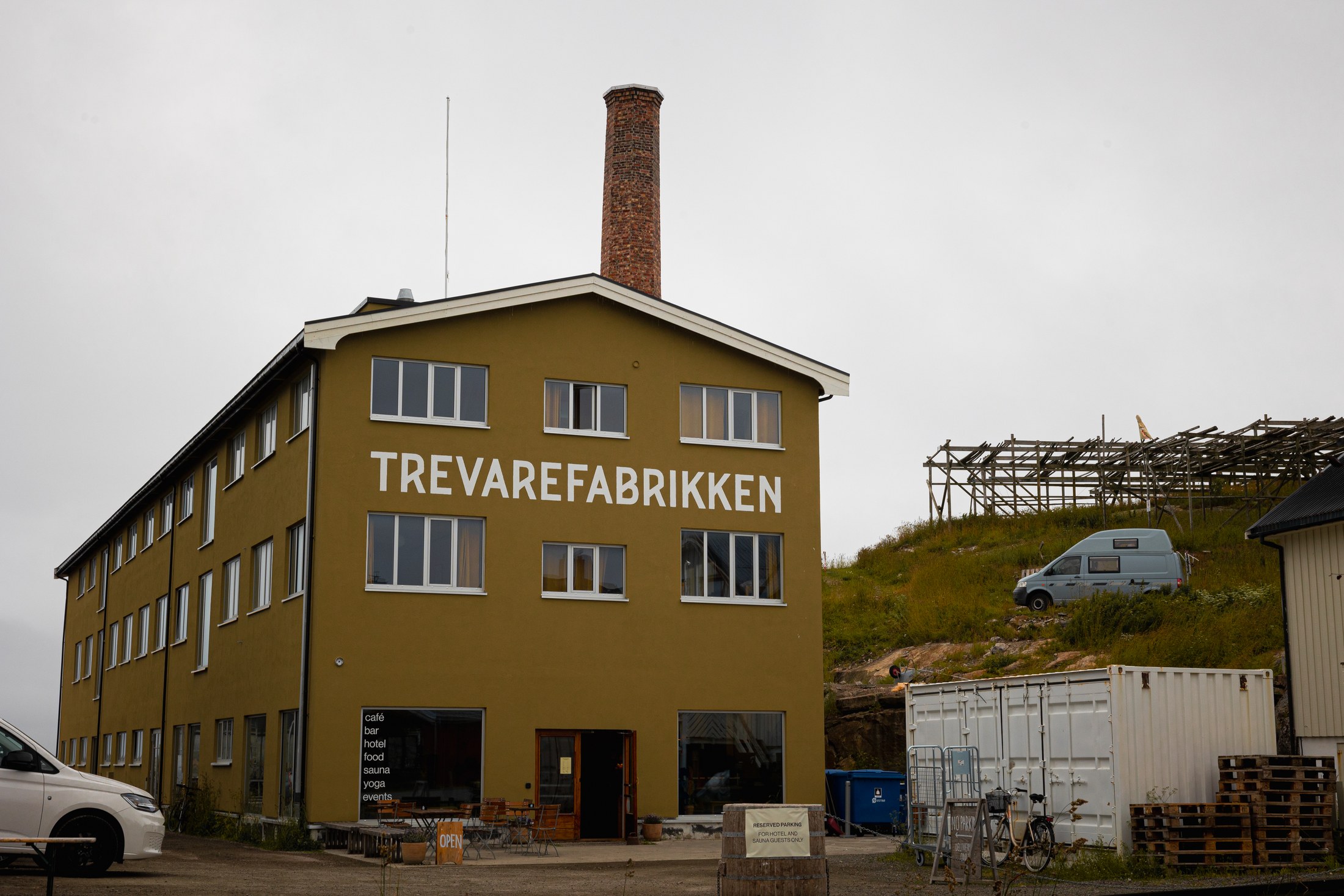 Henningsvær: 6 tipů, co vidět v Benátkách severu 7 Kulturní centrum Trevarefabrikken v žluté budově bývalé továrny
