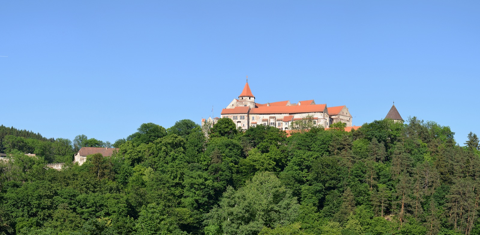 Wyżyna Czesko-Morawska: 15 najpiękniejszych miejsc (także z dziećmi) w 2026 roku 5 Zamek Pernštejn nad lasami (fot. Pudelek, CC BY-SA 4.0, Wikimedia Commons)