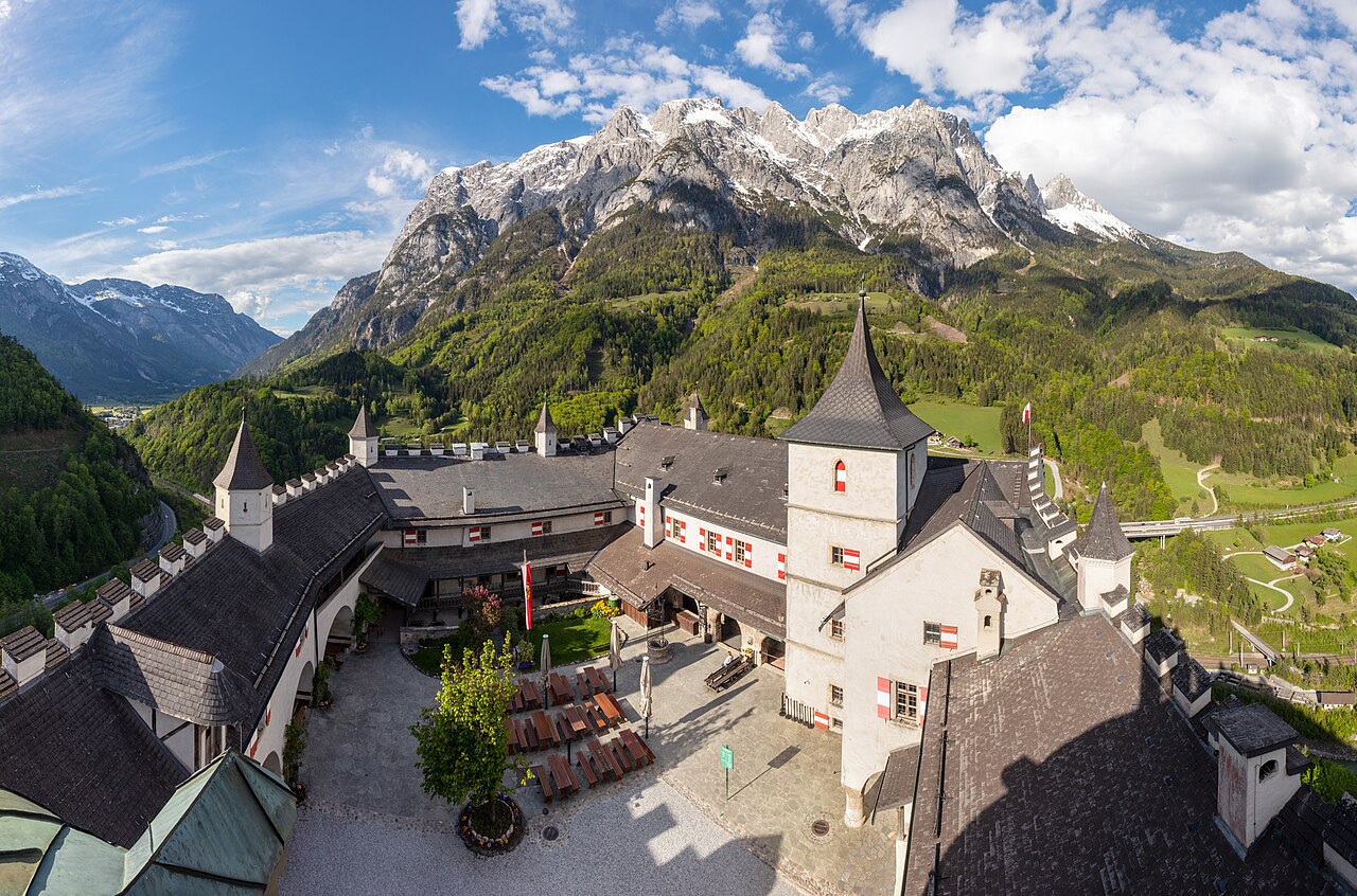 Sound of Music: 11 filminspelningsplatser i Salzburg, Österrike 2026 14 Borgen Hohenwerfen ovanför dalen i bergen vid Werfen