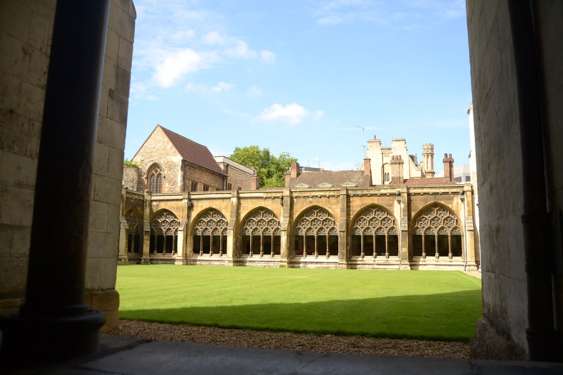 Abbazia di Westminster: biglietti, incoronazioni e come entrare gratis nel 2026 5 Il chiostro dell'Abbazia di Westminster con il cortile erboso