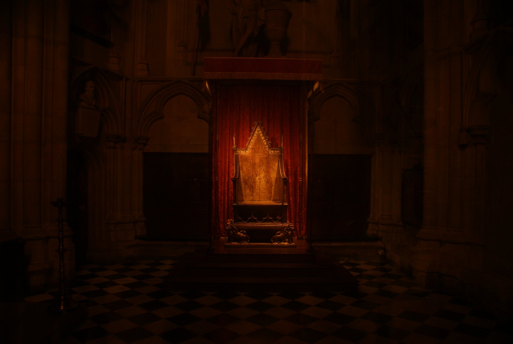 Abbazia di Westminster: biglietti, incoronazioni e come entrare gratis nel 2026 2 Il Trono dell'incoronazione di re Edoardo nell'Abbazia di Westminster