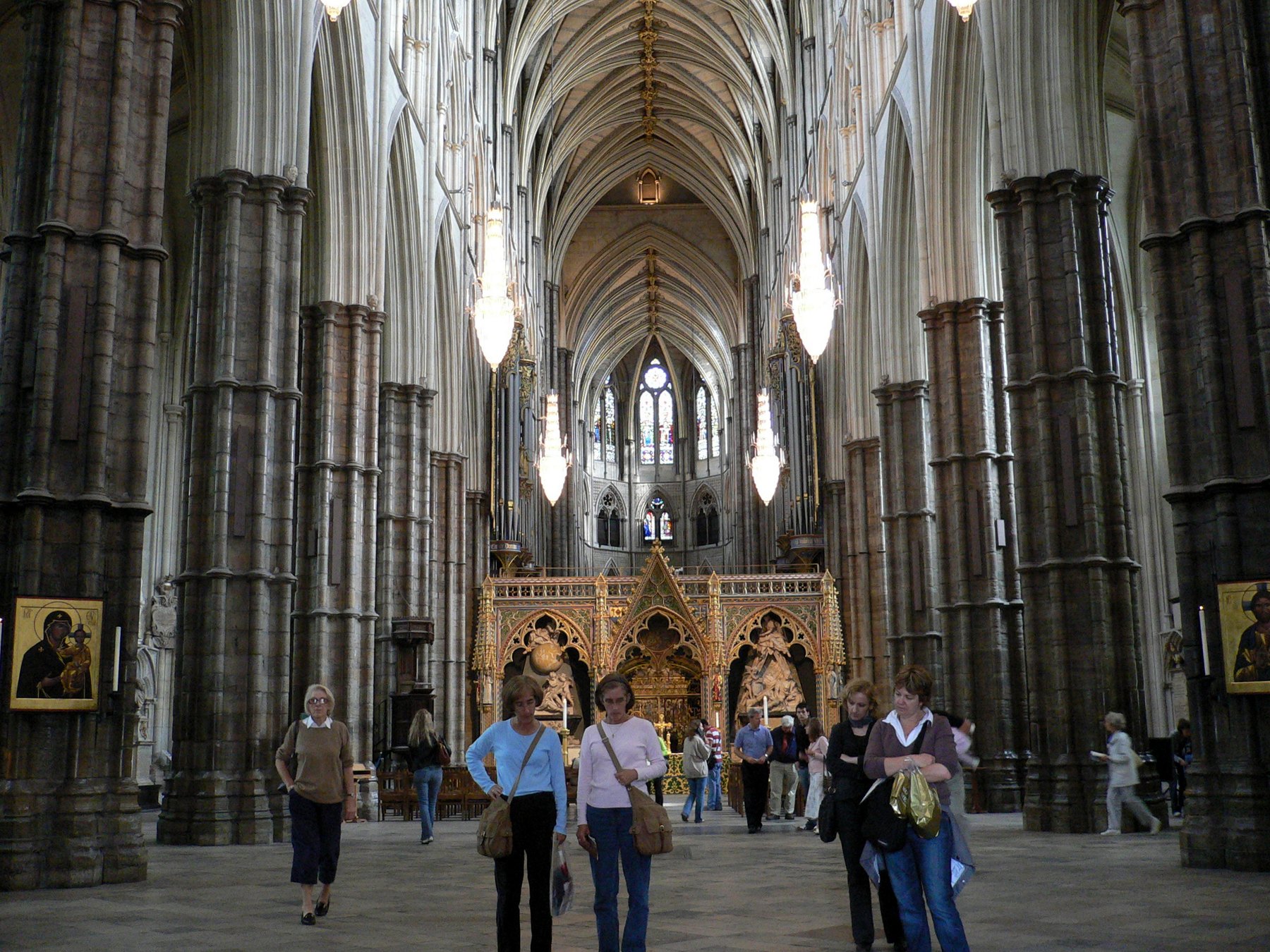 Abbazia di Westminster: biglietti, incoronazioni e come entrare gratis nel 2026 1 Interno gotico della navata principale dell'Abbazia di Westminster