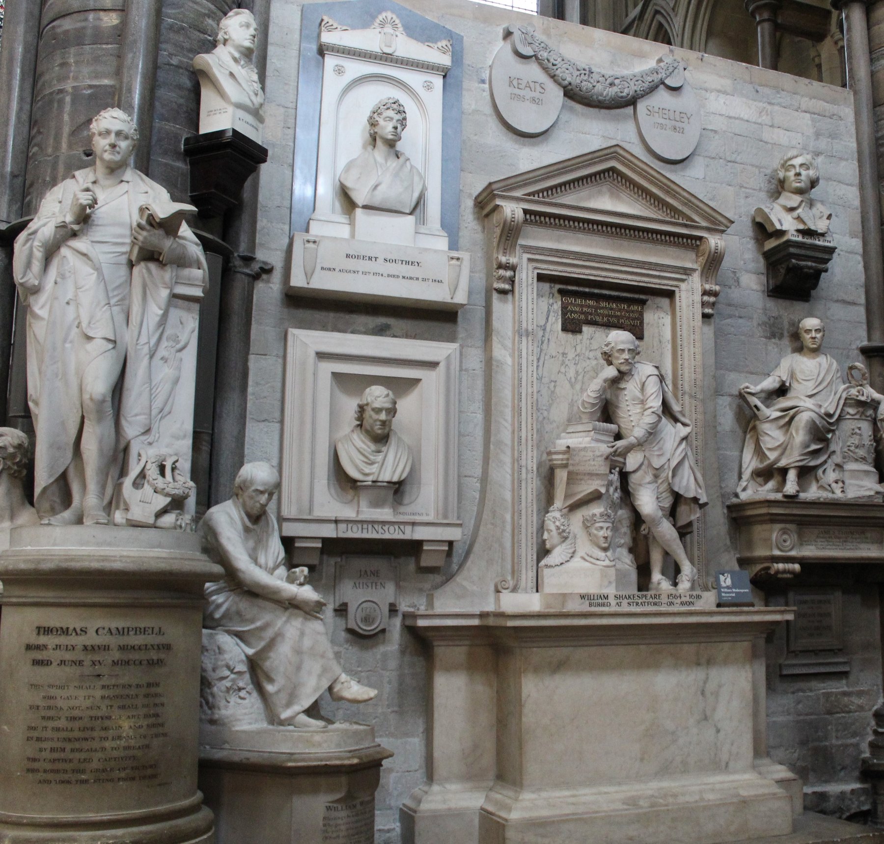 Abbazia di Westminster: biglietti, incoronazioni e come entrare gratis nel 2026 4 Poets' Corner con busti e monumenti di scrittori nell'Abbazia di Westminster