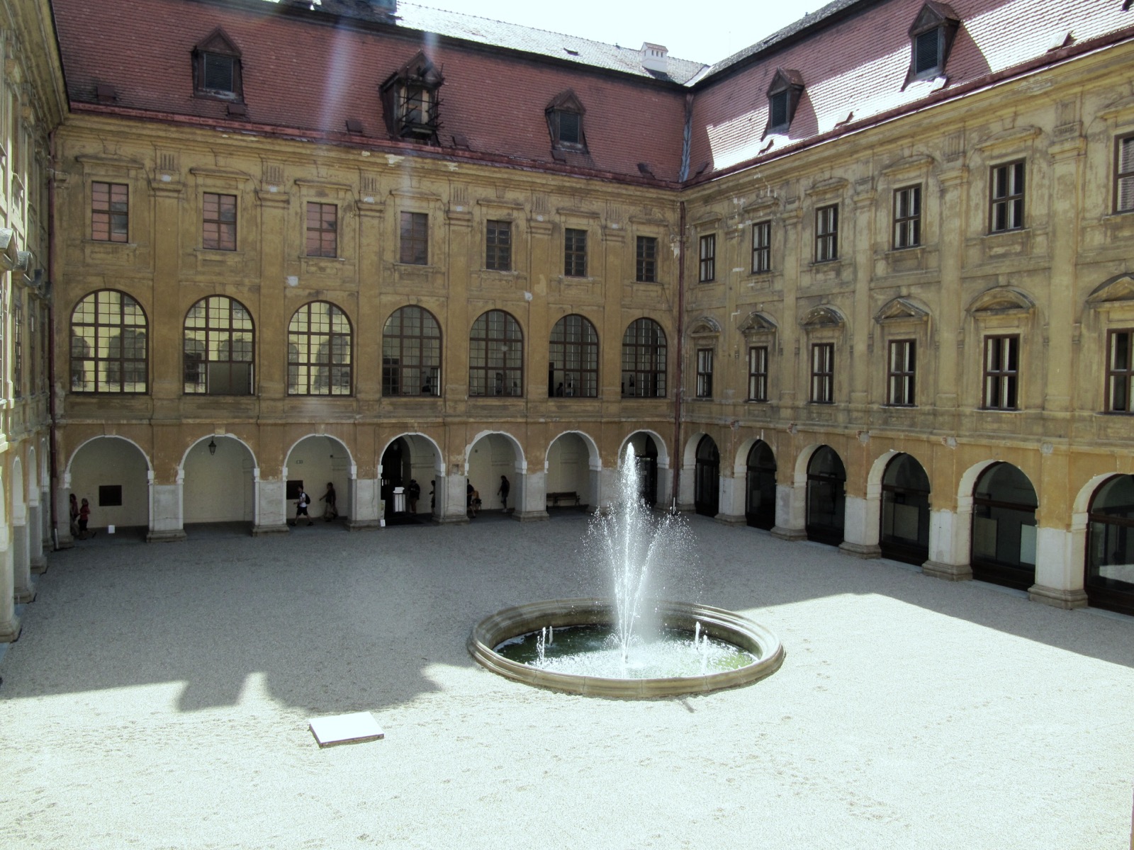 Co zobaczyć w Kromieryżu: 12 wskazówek na miasto ogrodów UNESCO w 2026 roku 10 Dziedziniec zamku w Holešovie (Foto: palickap, CC BY 3.0, Wikimedia Commons)