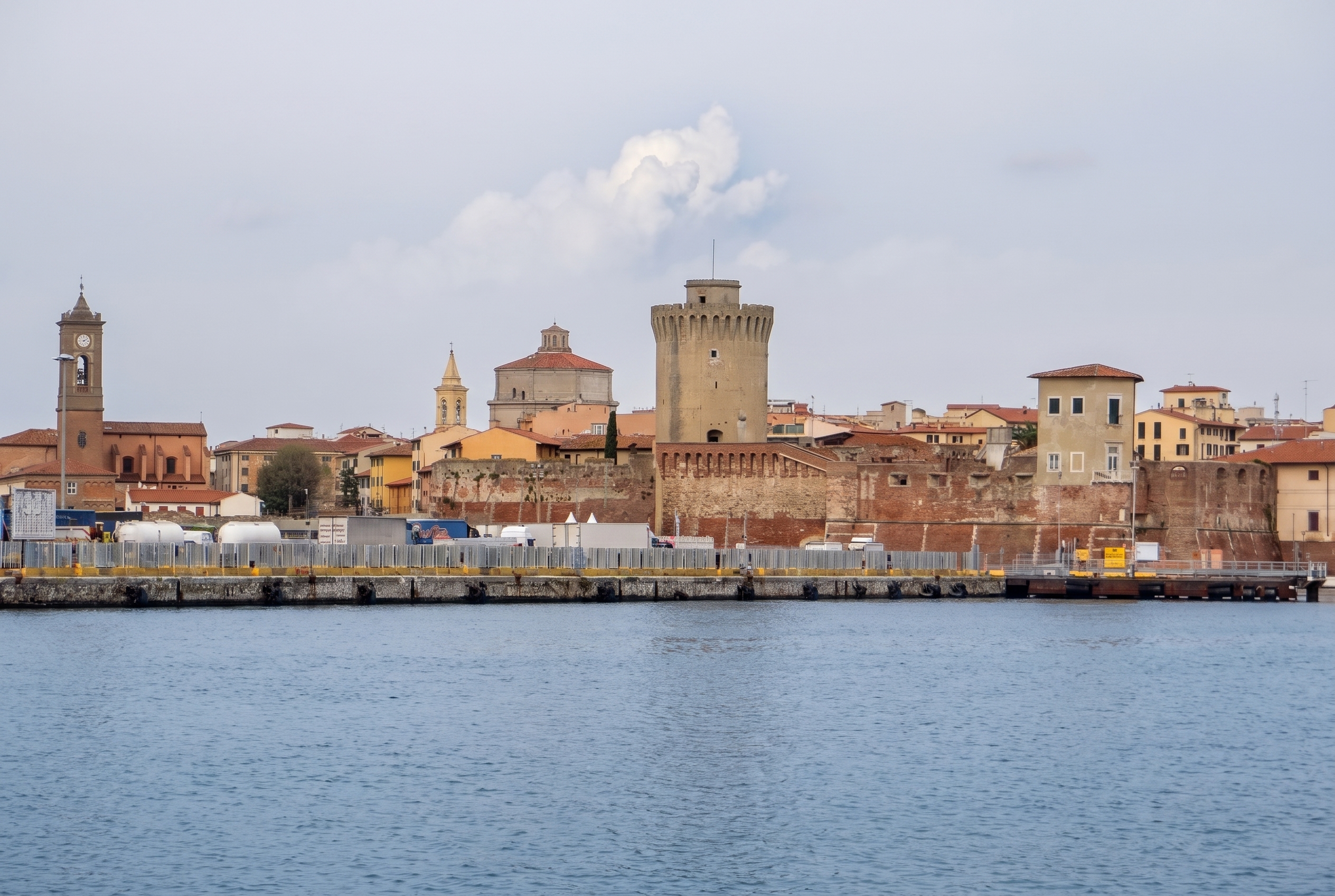 Livorno v Taliansku 2026: 18 tipov, čo vidieť, pláže a street food 2 Kanály v Livorne