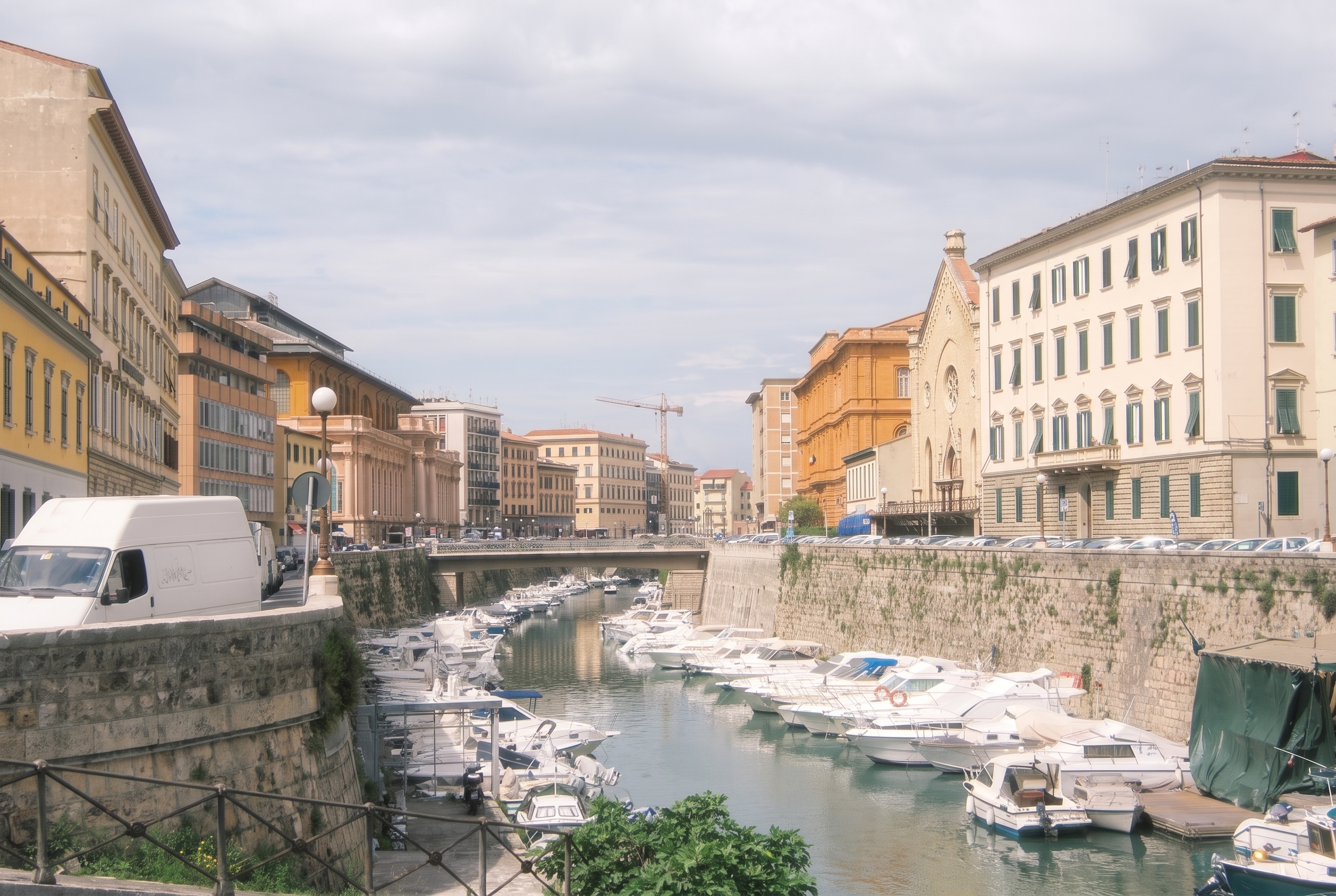 Livorno v Taliansku 2026: 18 tipov, čo vidieť, pláže a street food 8 Plavba po kanáloch Fossi v Livorne