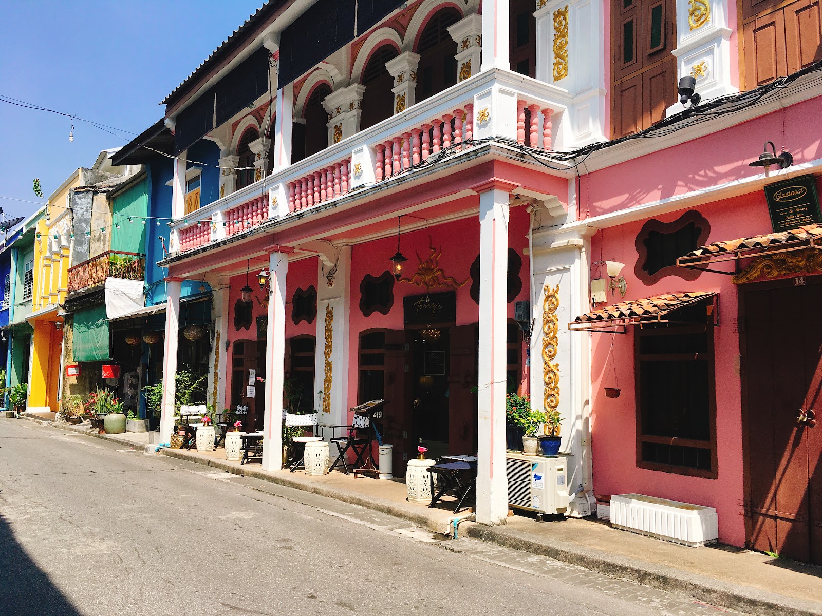 Phuket Thailand: 12 Hotels und Strände für 2026 1 Bunte Häuser in Phukets Altstadt