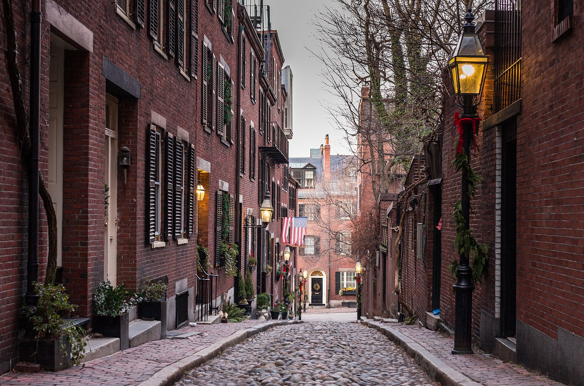 Boston, USA: 22 Things to See and Do + Freedom Trail 5 Cobbled Acorn Street with gas lamps