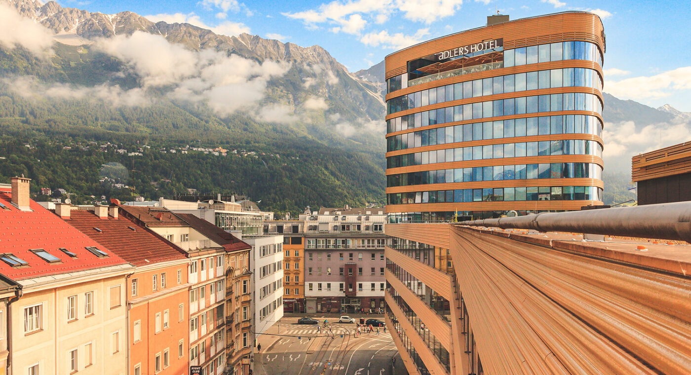 Wo übernachten in Innsbruck: 17 beste Hotels 2026 7 Adlers Hotel, das höchste Gebäude Innsbrucks, über den Dächern der Stadt