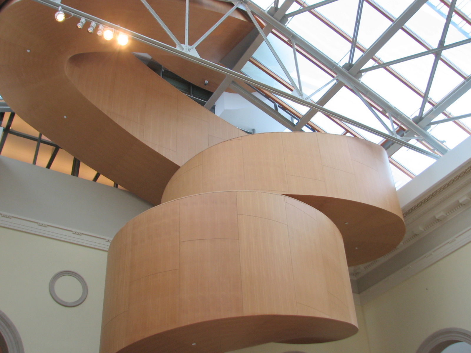 Toronto, Kanada: 20 Sehenswürdigkeiten & Tipps 2026 15 Holztreppe von Frank Gehry in der Art Gallery of Ontario