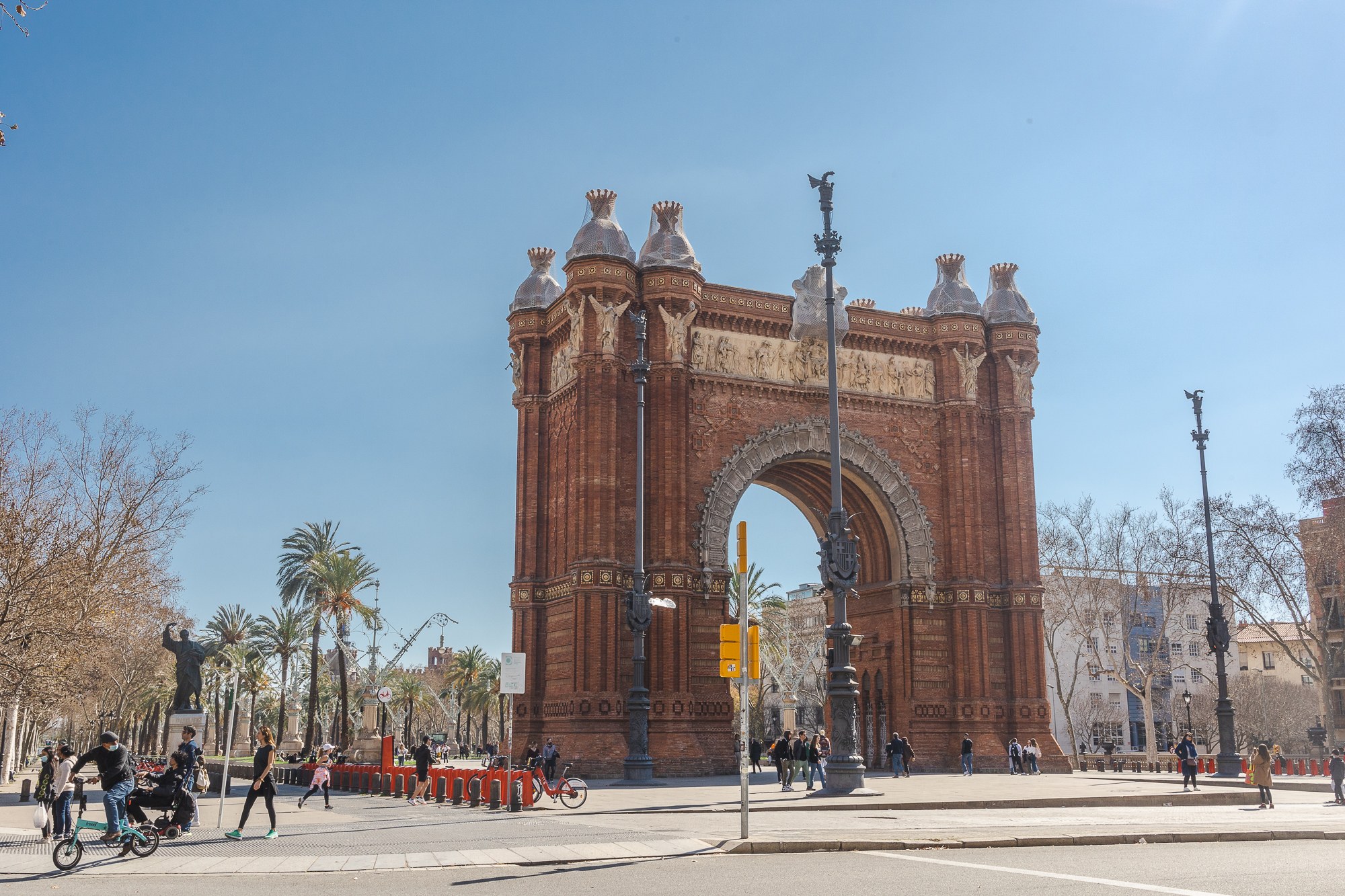 Mit érdemes megnézni Barcelonában 2026-ban: 25+ tipp, amit át kell élned 16 Az Arc de Triomf diadalív Barcelonában